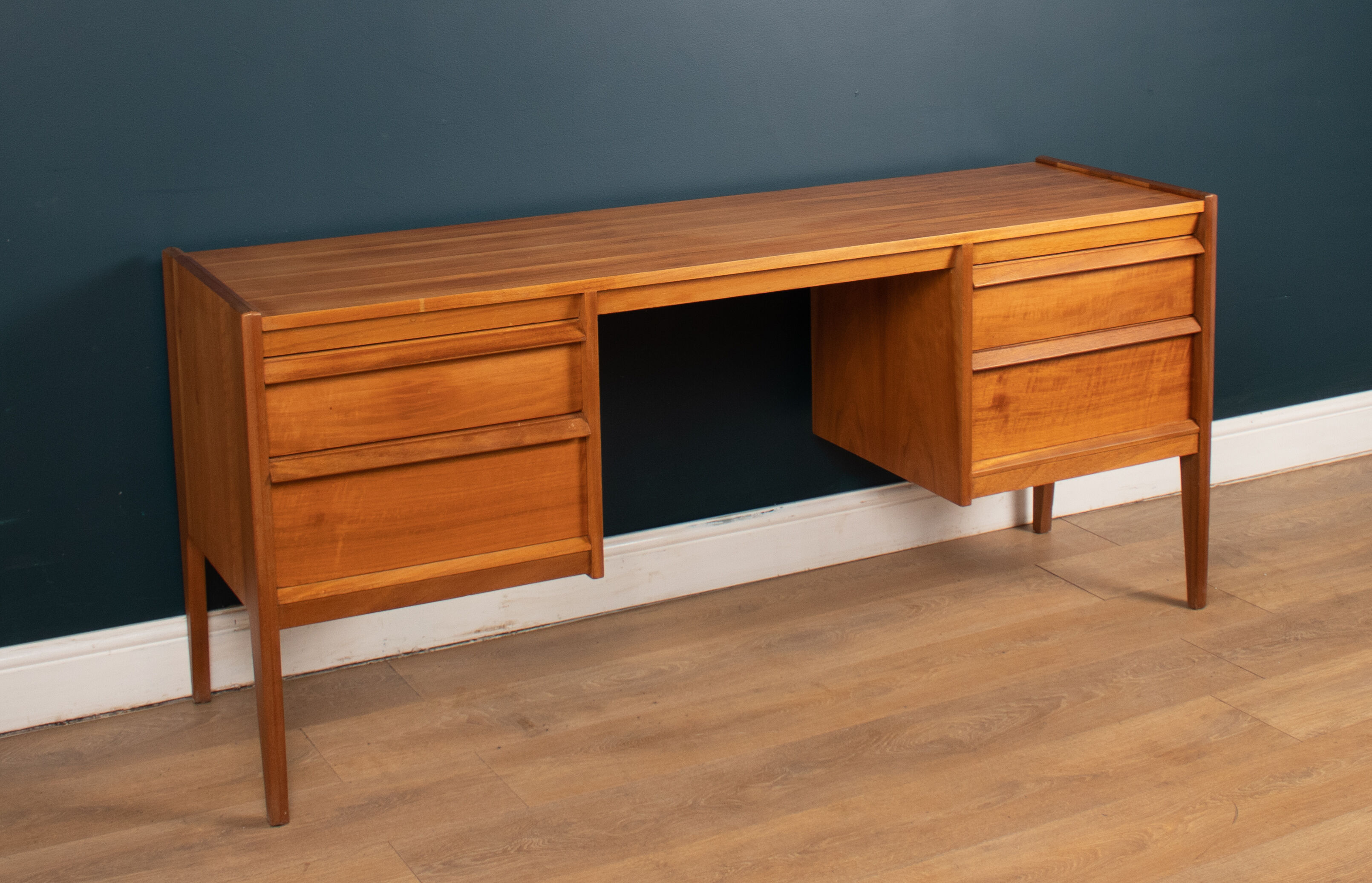 Commode de bureau rétro en noyer et palissandre par John Herbert