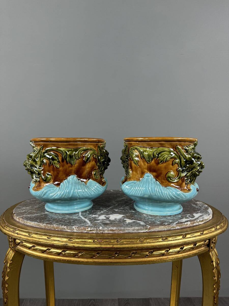 Paire de cache-pots en barbotine à décor de mascarons, XIXe siècle