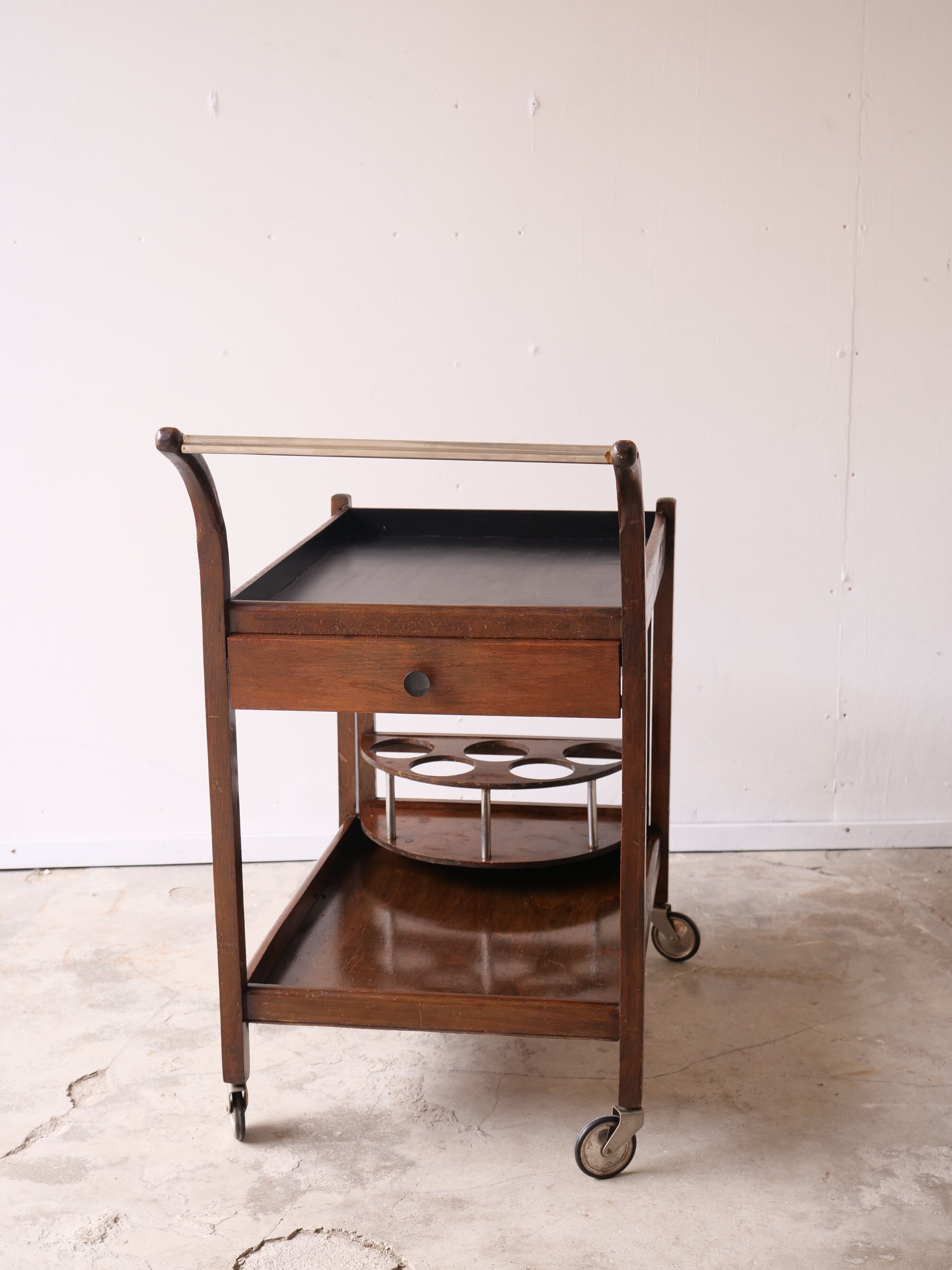 Serving art deco tork