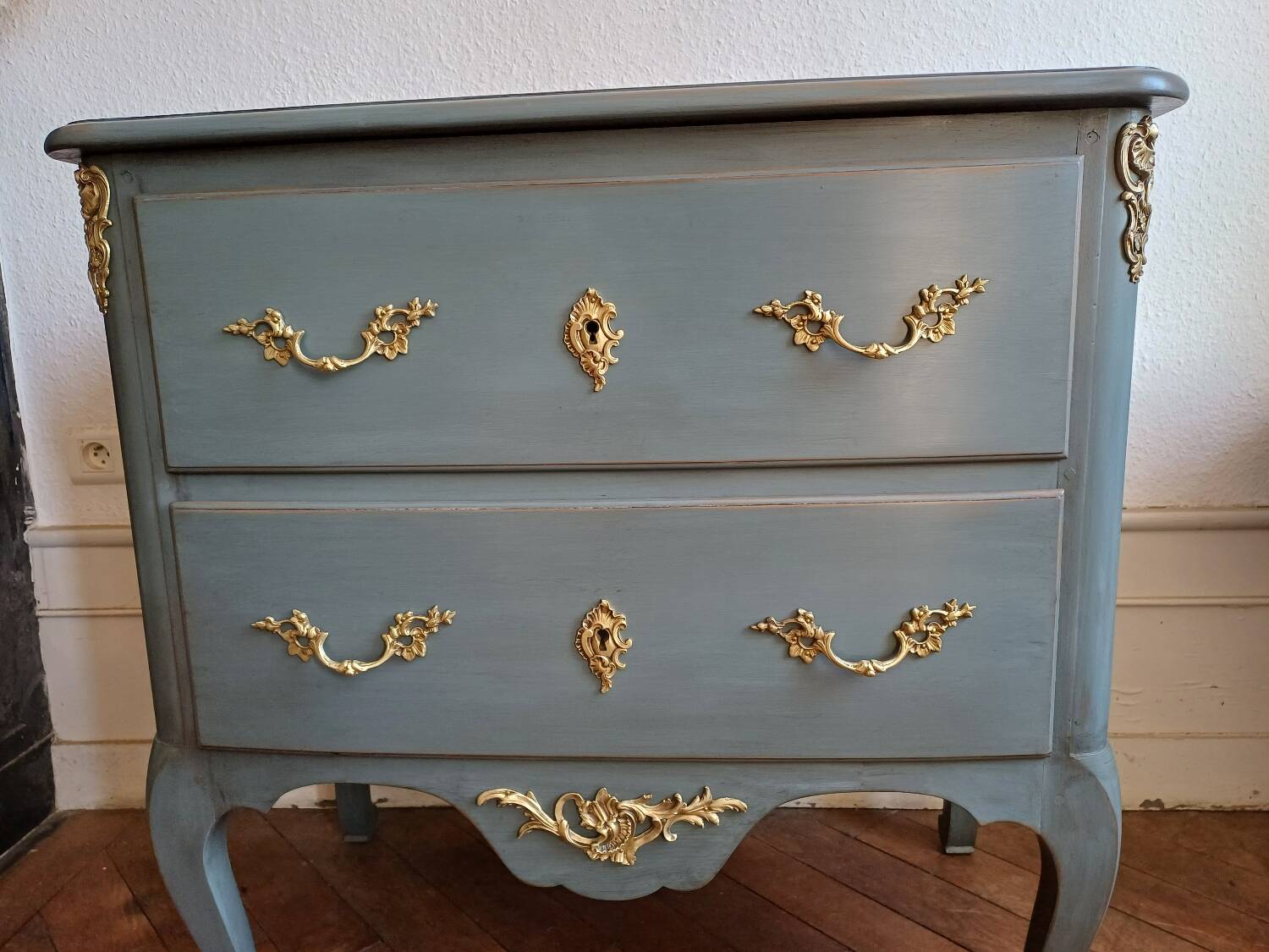 Regency style patinated bedroom chest of drawers with 2 drawers