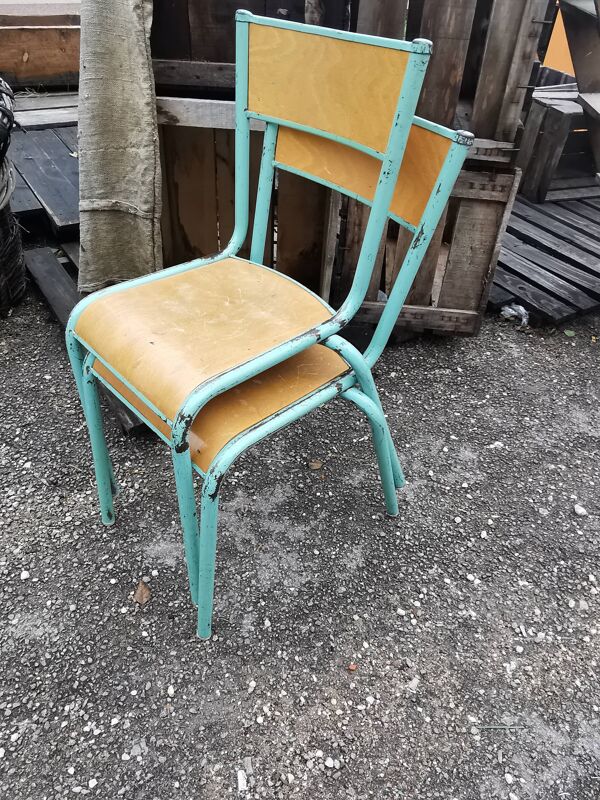 Lot de deux chaises d'école