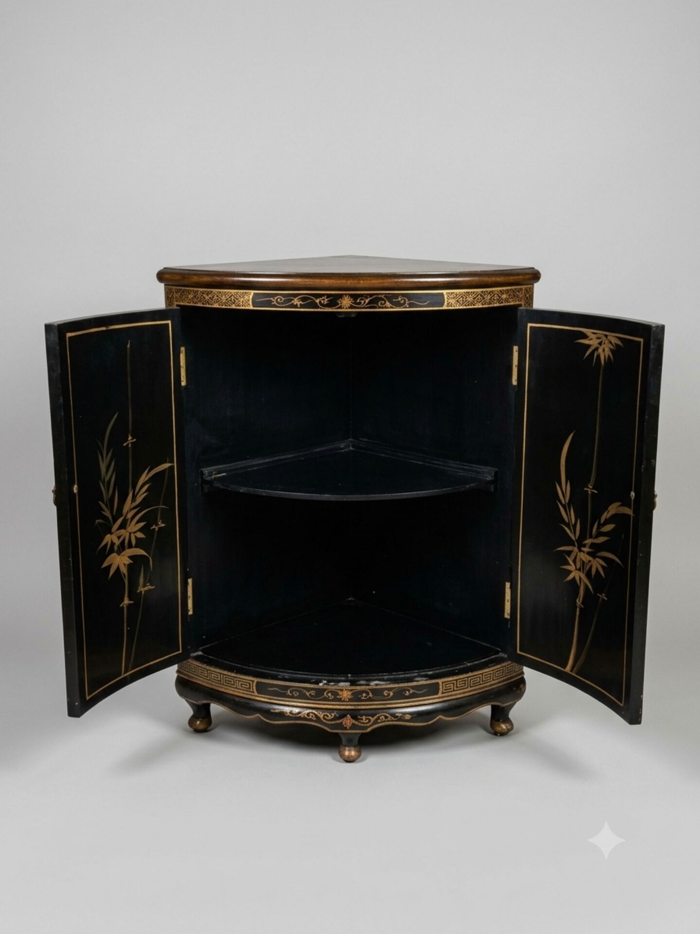 Meuble d'angle en bois laqué et peint à la main —  style asiatique