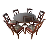 Table ronde en acajou et chaises en hêtre
