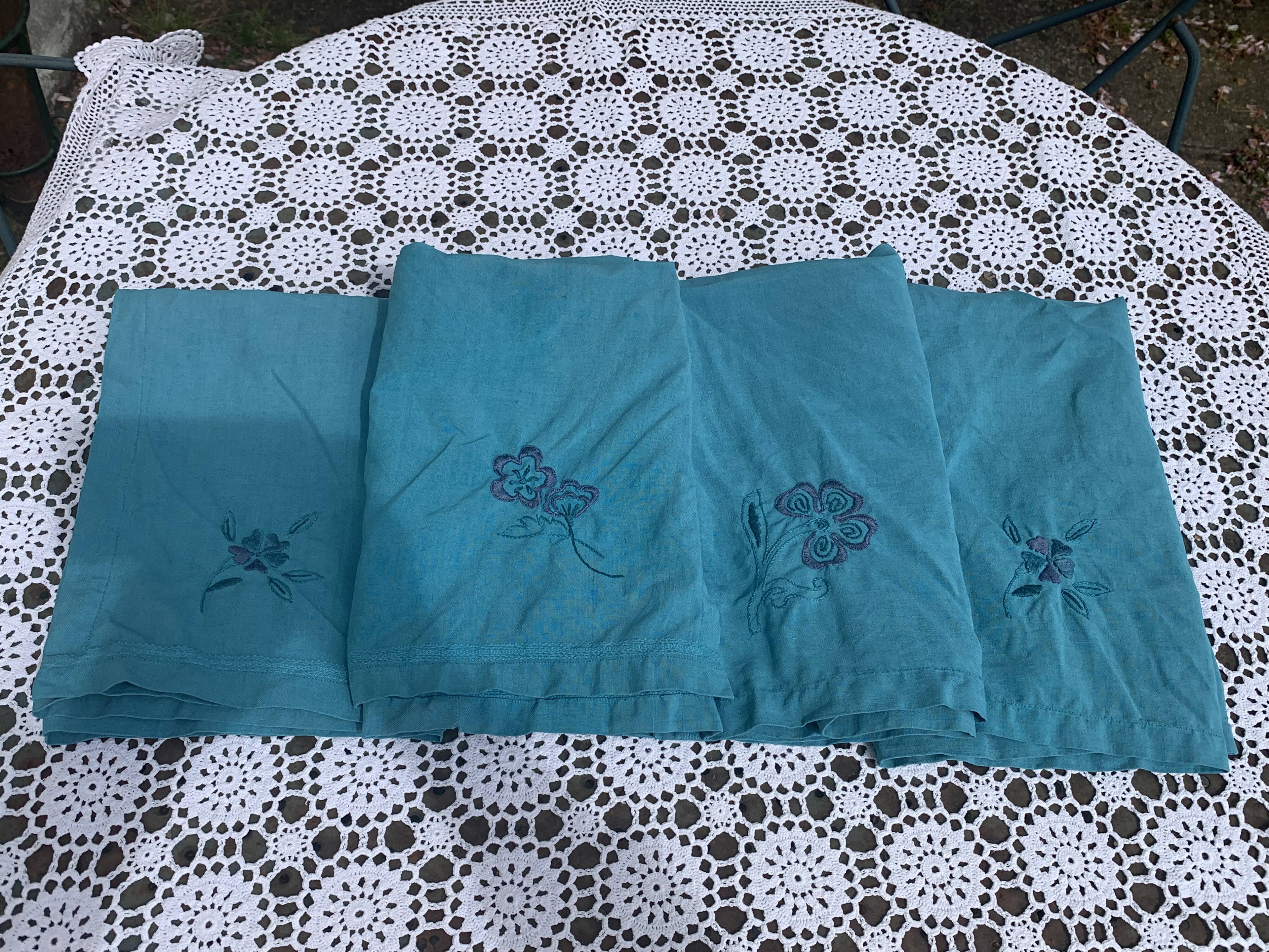 4 white linen napkins, emerald tinted, embroidered with flowers and monogrammed, old GM