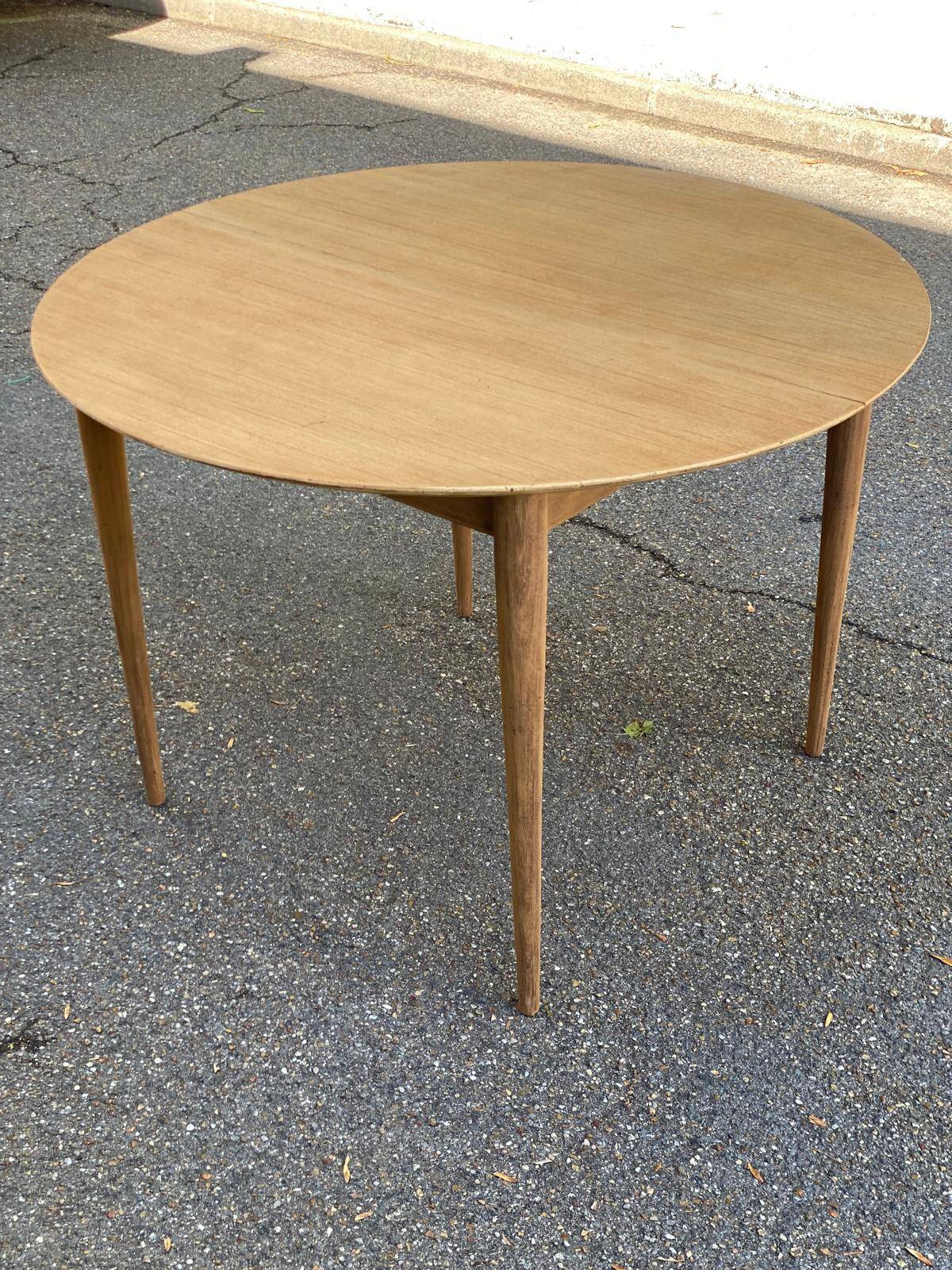 Table à manger scandinave ronde extensible décapée en teck brut 1950