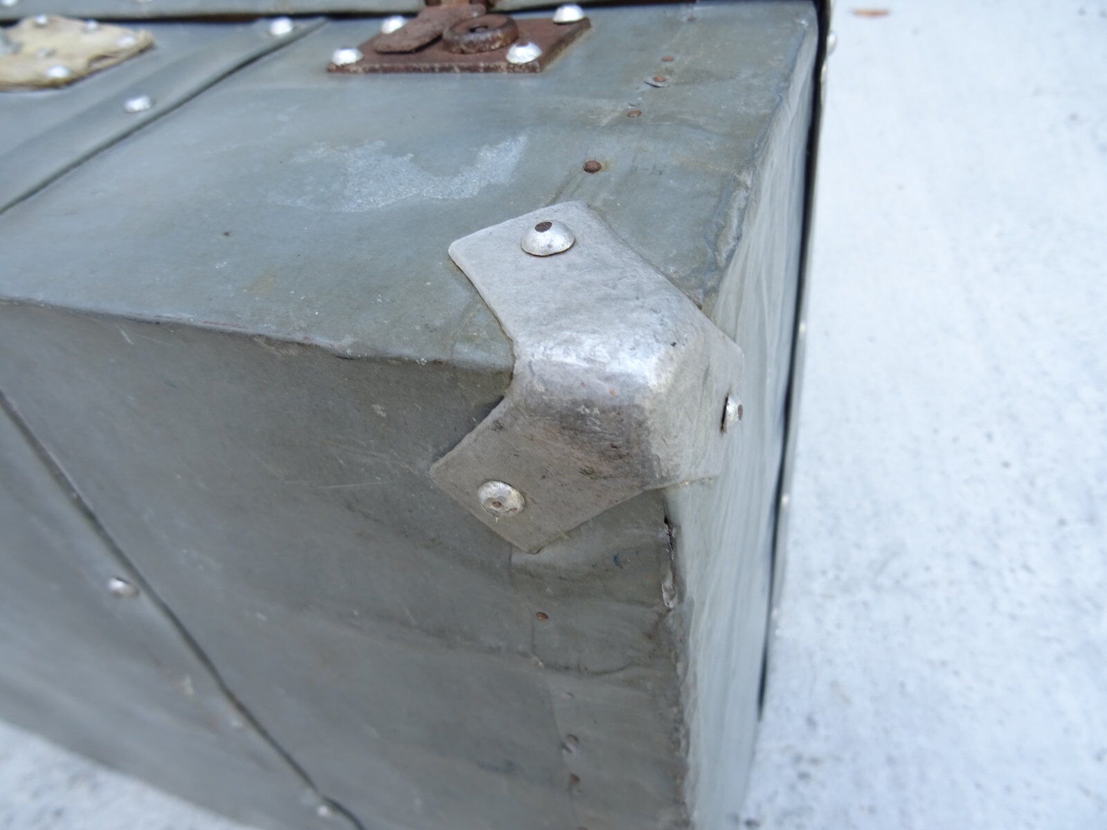 Zinc-covered trunk