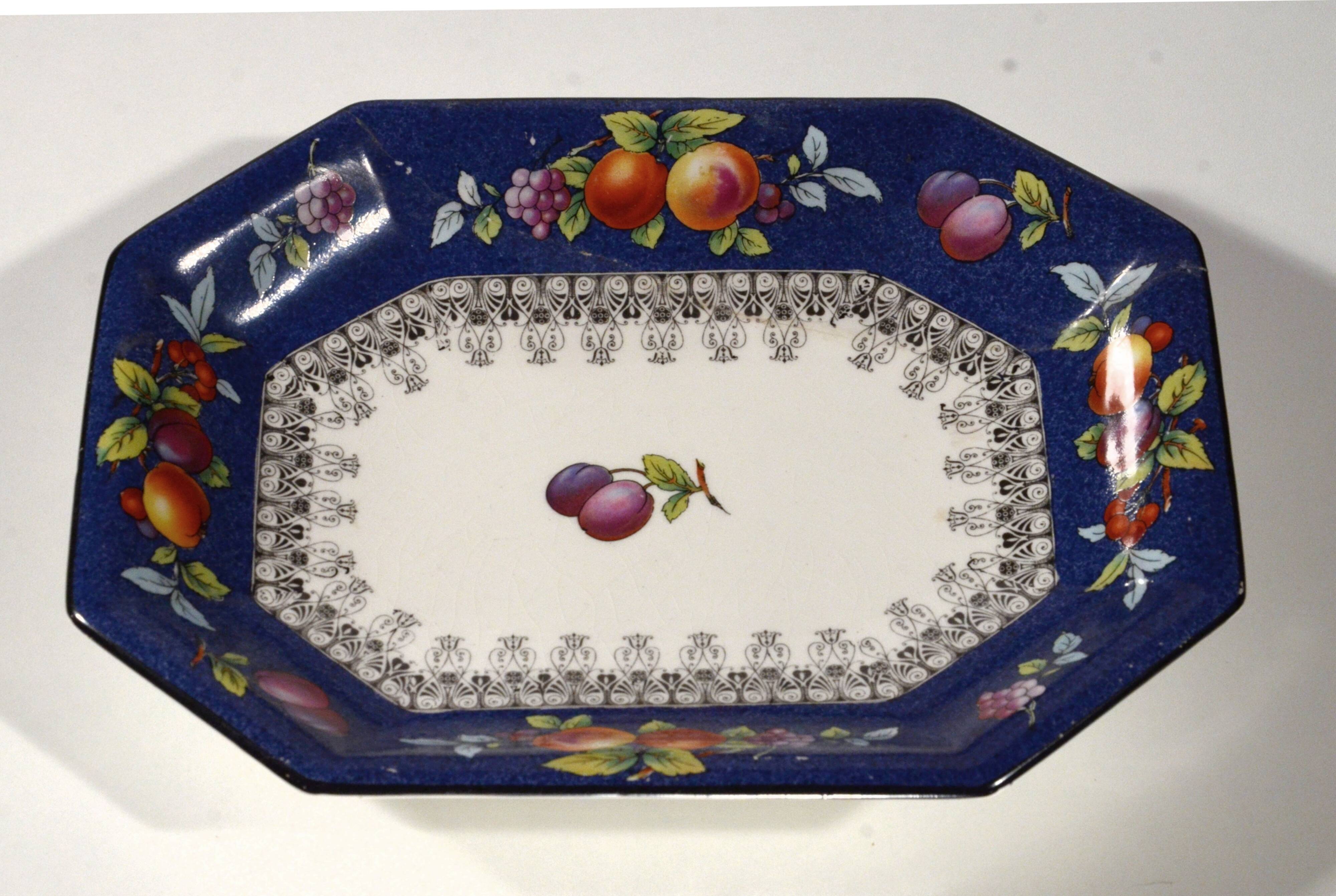 Decorative plate in fine porcelain Wegdwood & Co, 26x19cm, rare, average condition.
