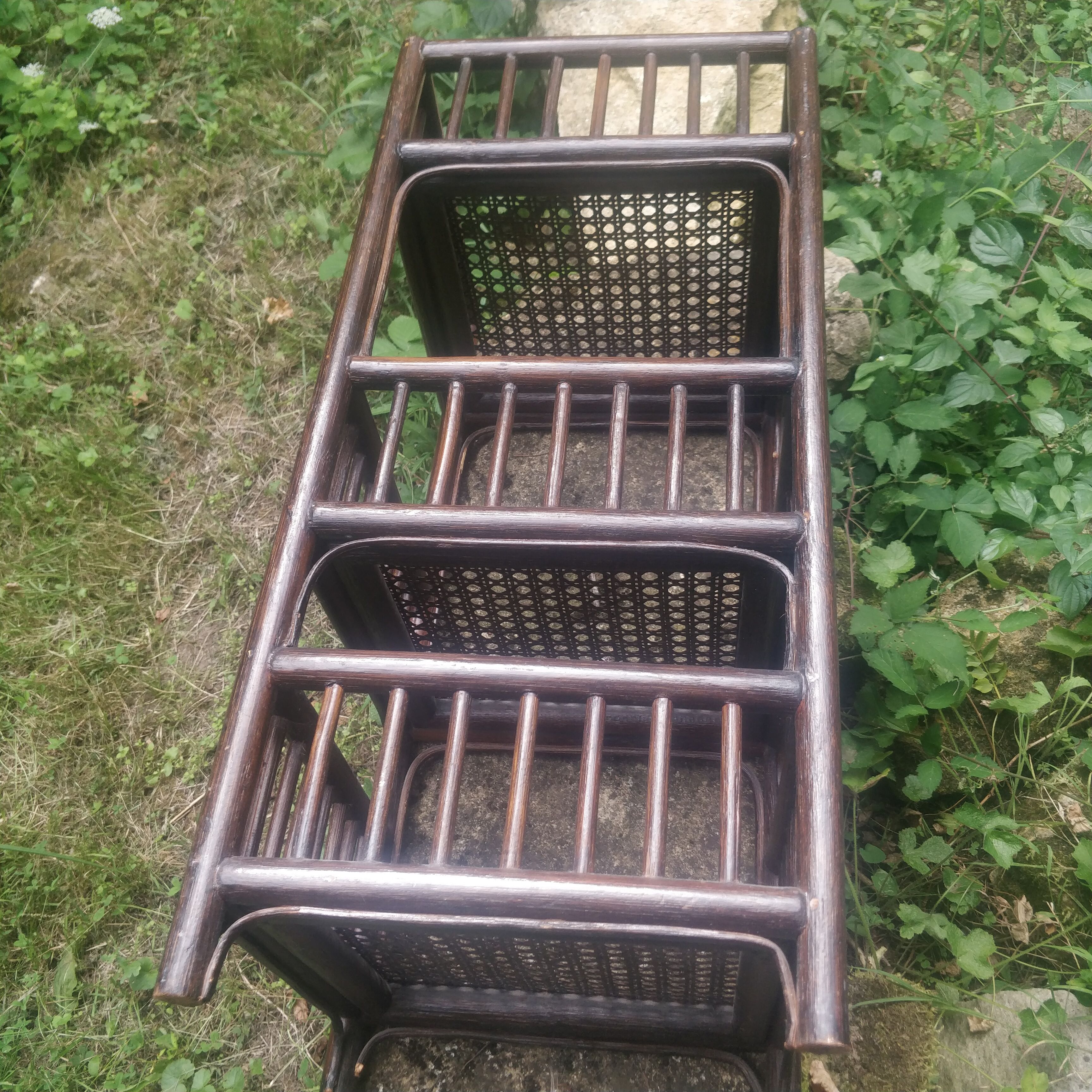Shelf to put canning and rattan.