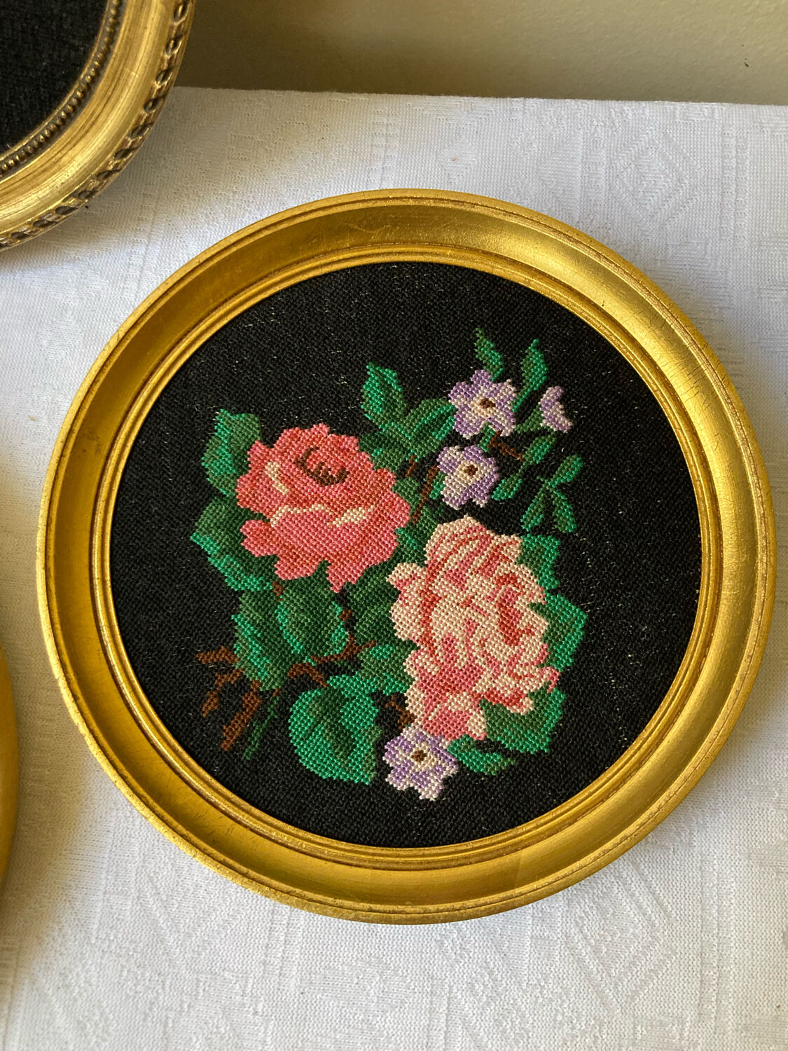 Set of 3 round frames with cross-stitch flowers