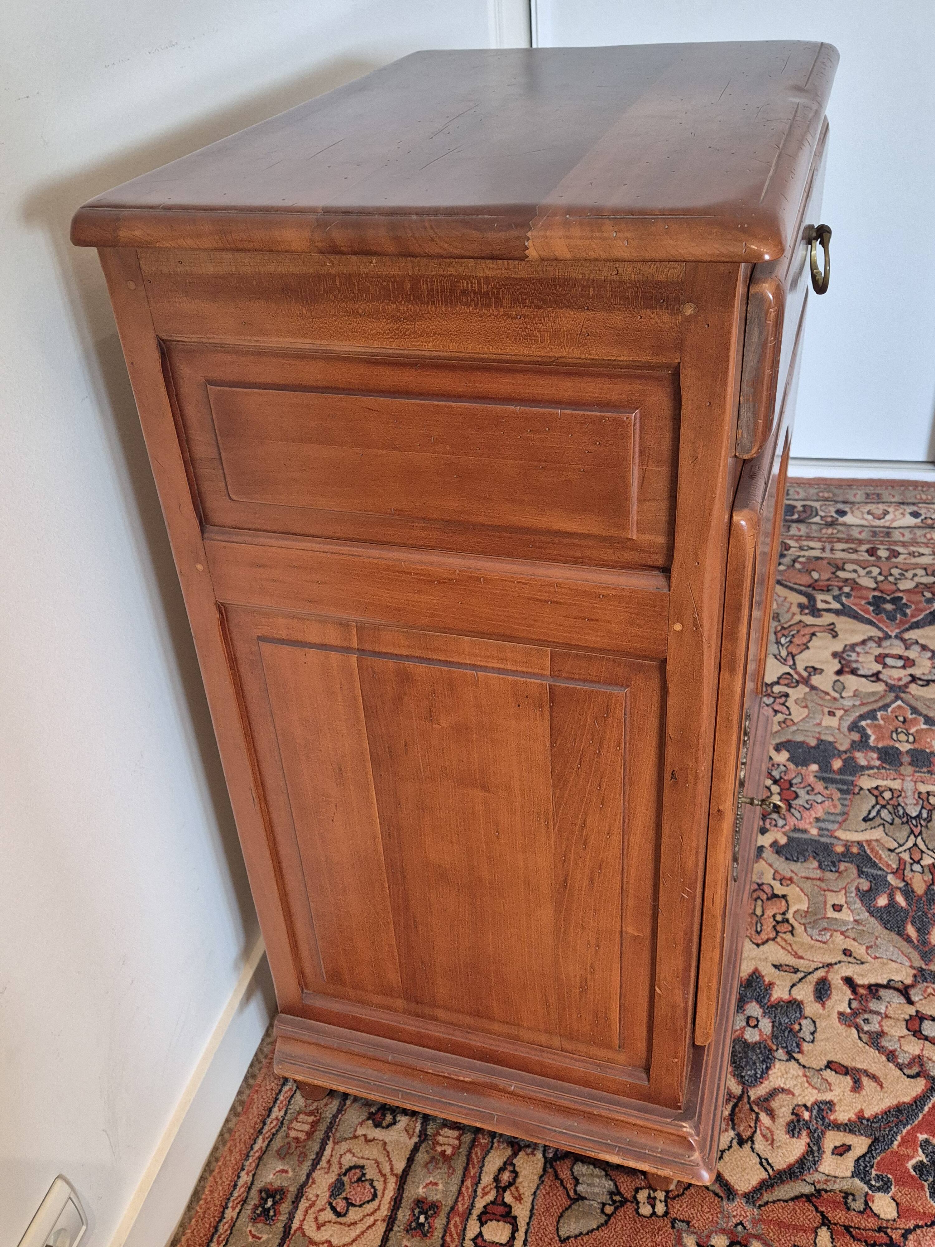 Chest of drawers in beech with key