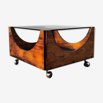 Table basse en bois de palissandre sur roulettes