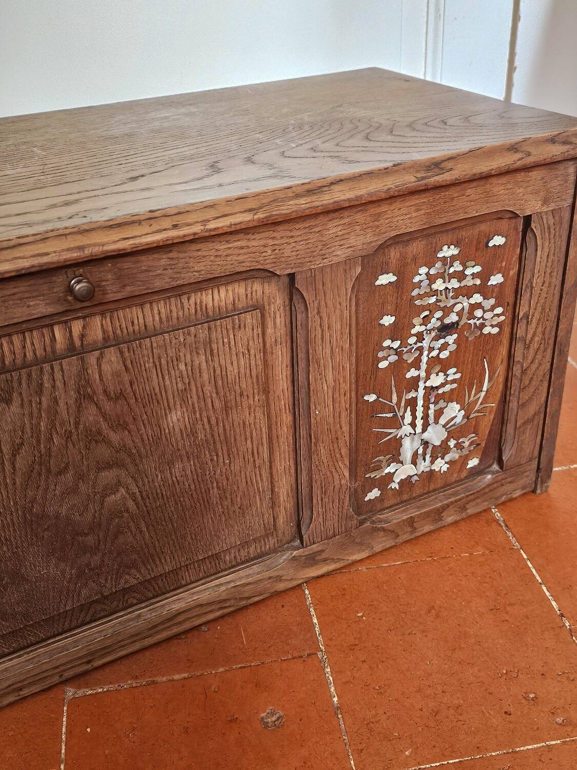 Mother-of-pearl inlaid desk top