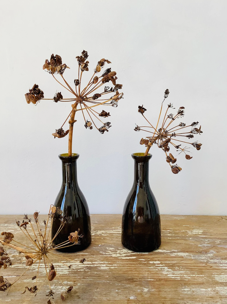 Lot de 2 jolis flacons identiques en verre ambré