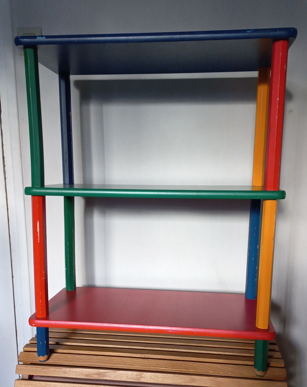 Shelf on legs, library, crayons in 4 colours.