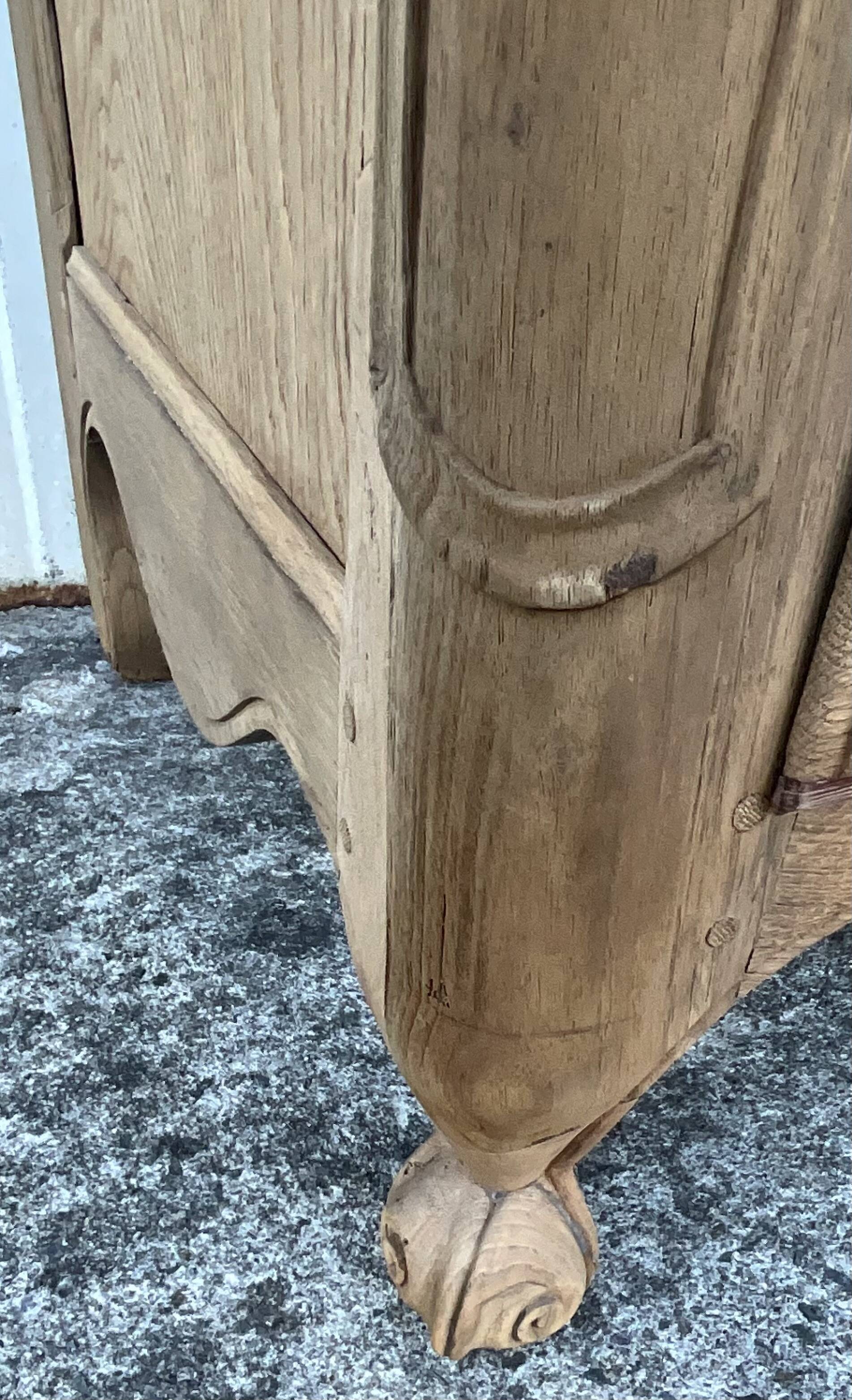 Louis XV chest of drawers in solid oak, late 18th century – Loire Valley