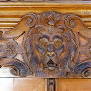 Buffet ancien en bois sculpté avec plusieurs sculptures
