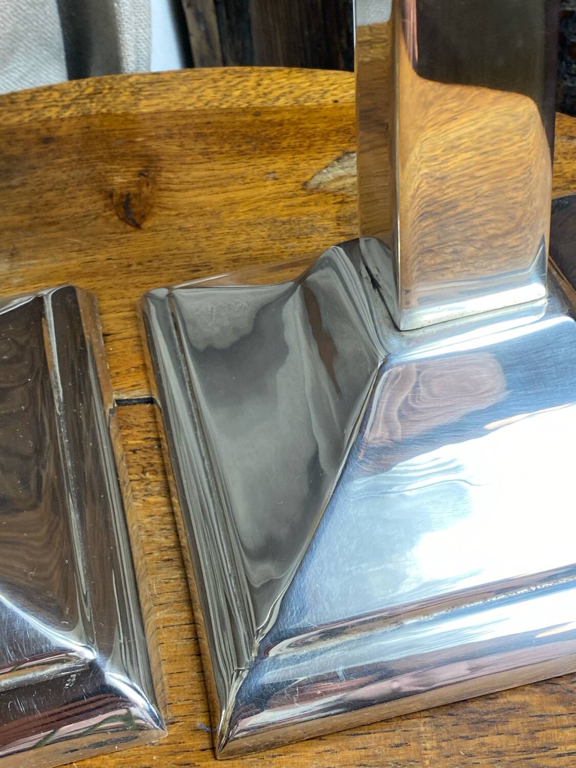 Paire de grands bougeoirs design en aluminium