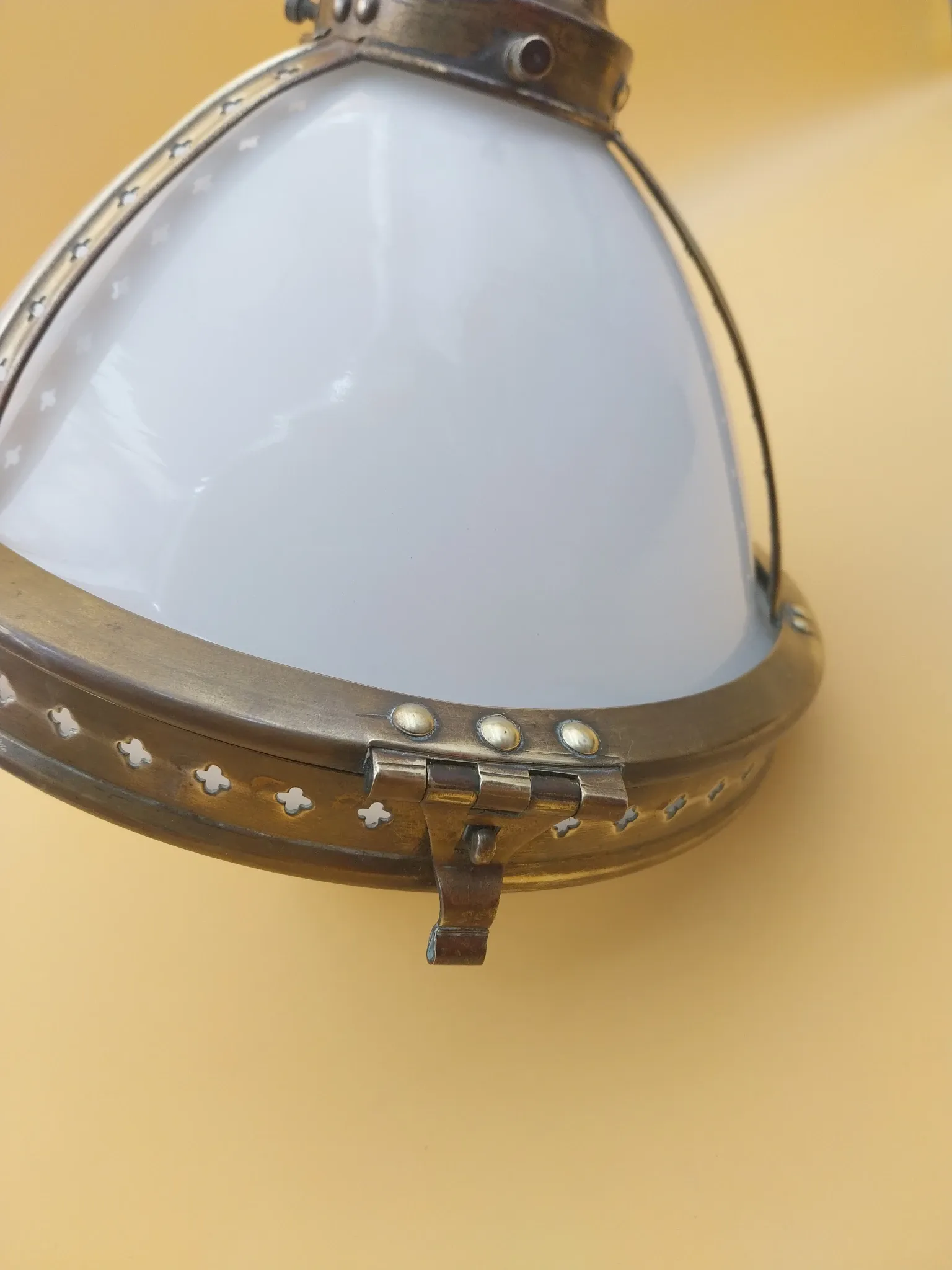 Suspension laiton et opaline