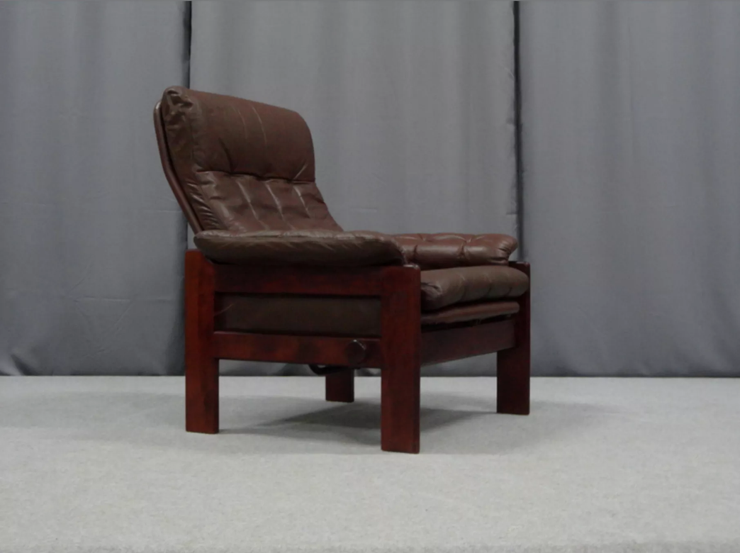 Pair of armchairs and ottoman in leather, 1970