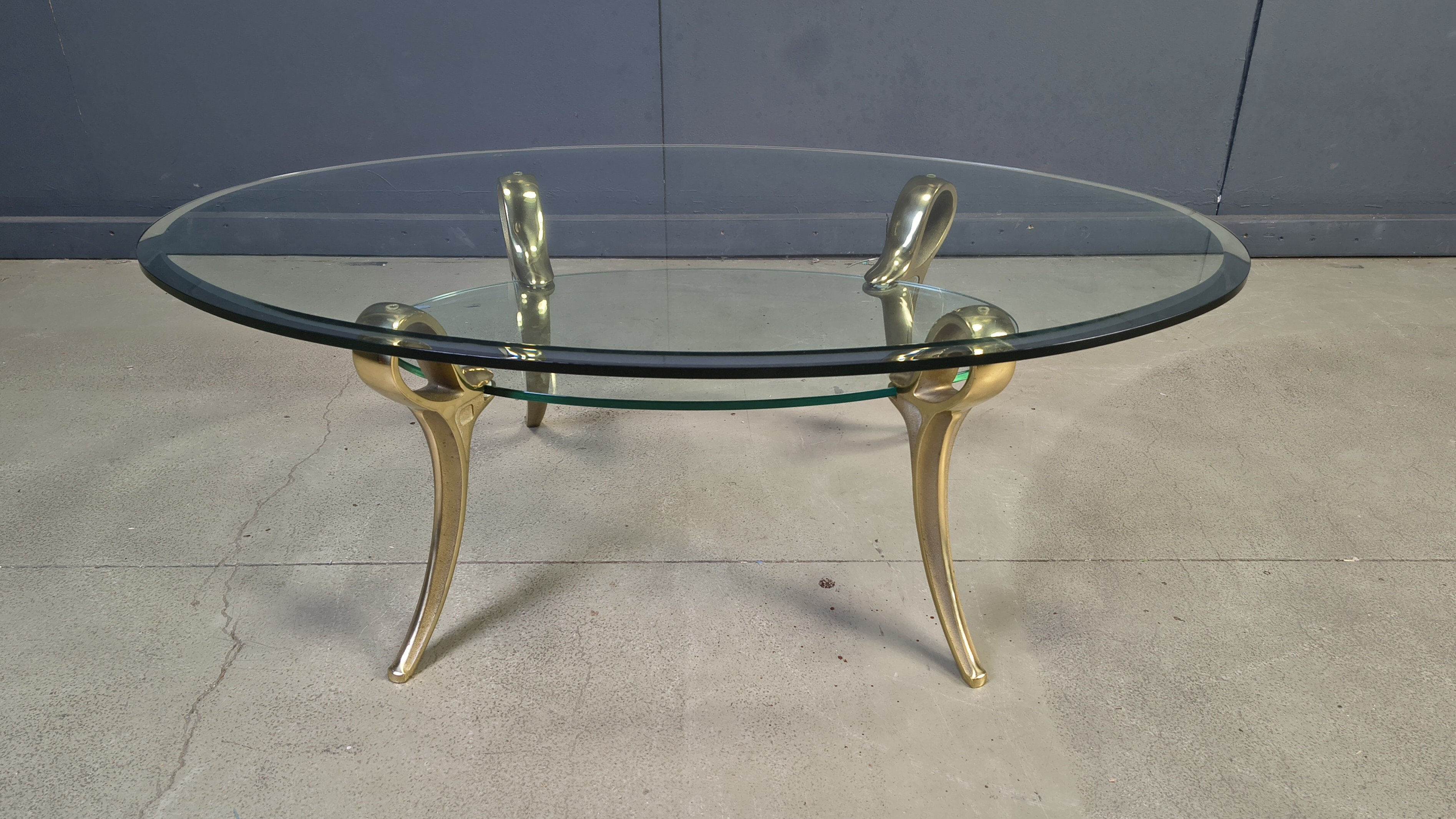 Table basse en laiton et en verre, années 1970