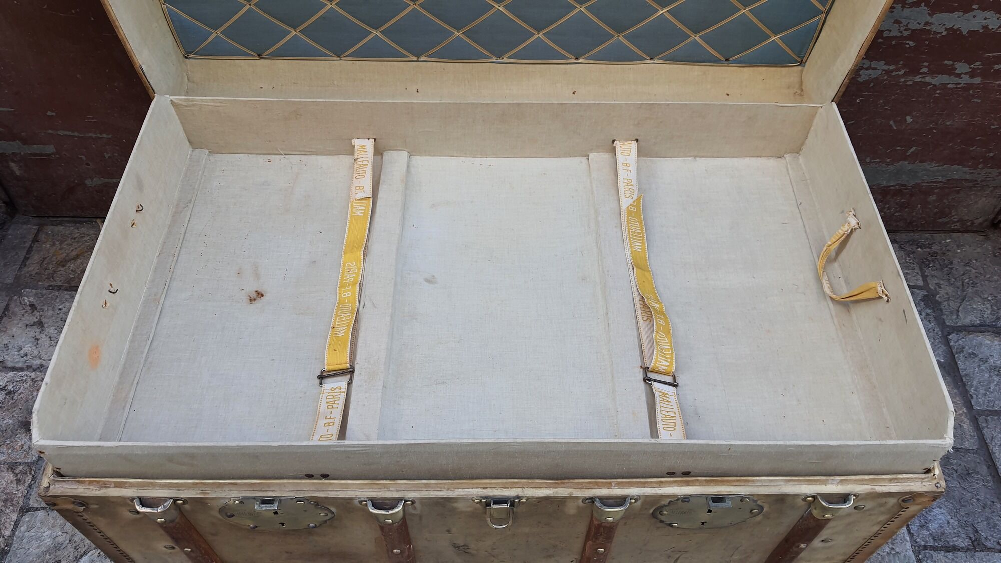 Malle auto travel trunk made of pigskin