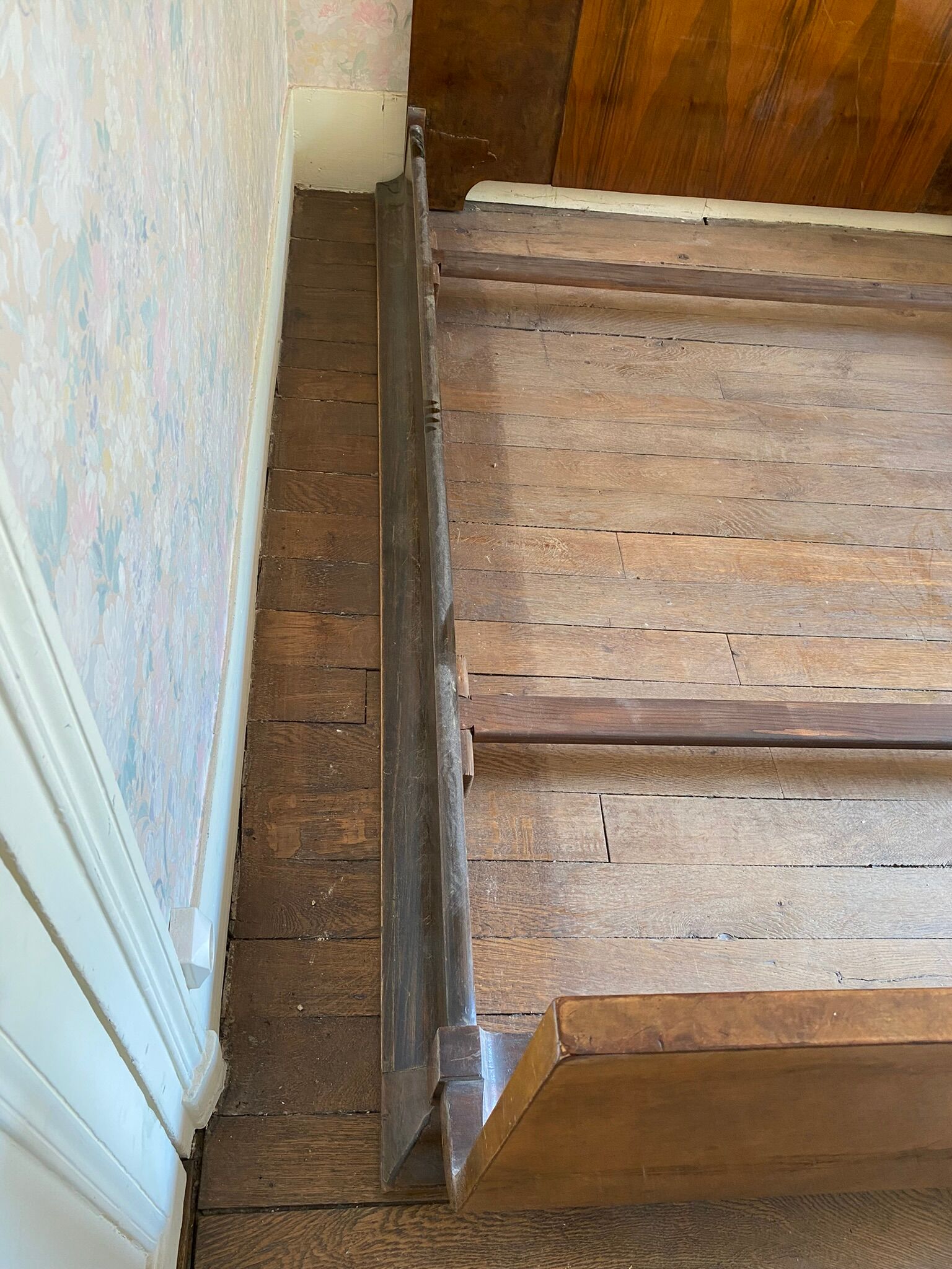 Art deco bed dating from the 30s in Ronce de Noyer