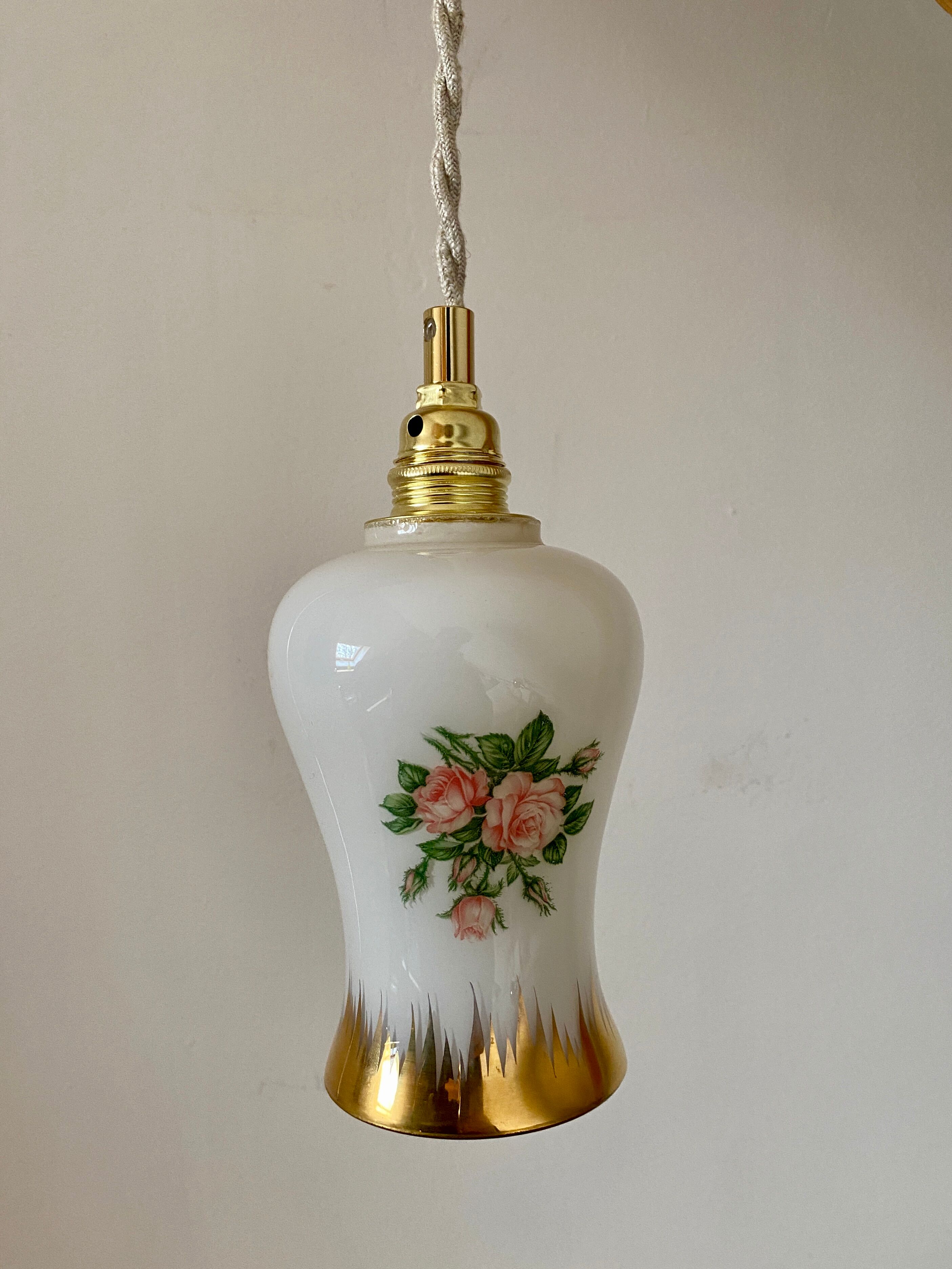 Vintage tulip ride in white opaline drawings of roses