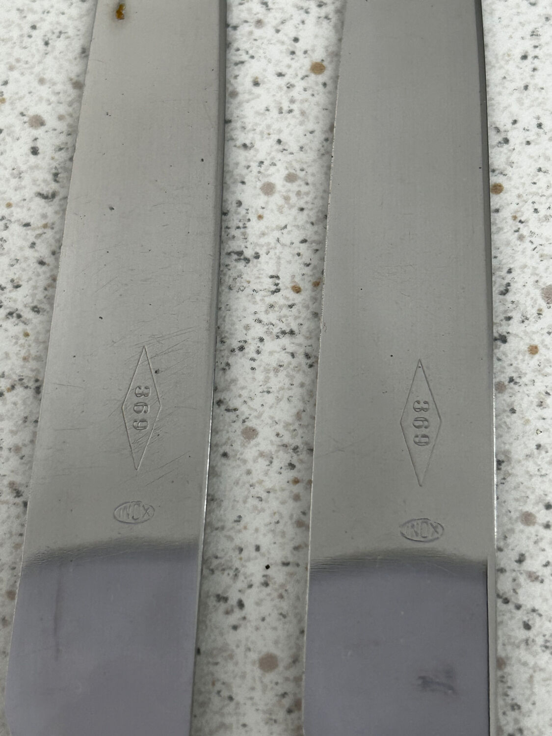 Box of 12 knives with horn handles