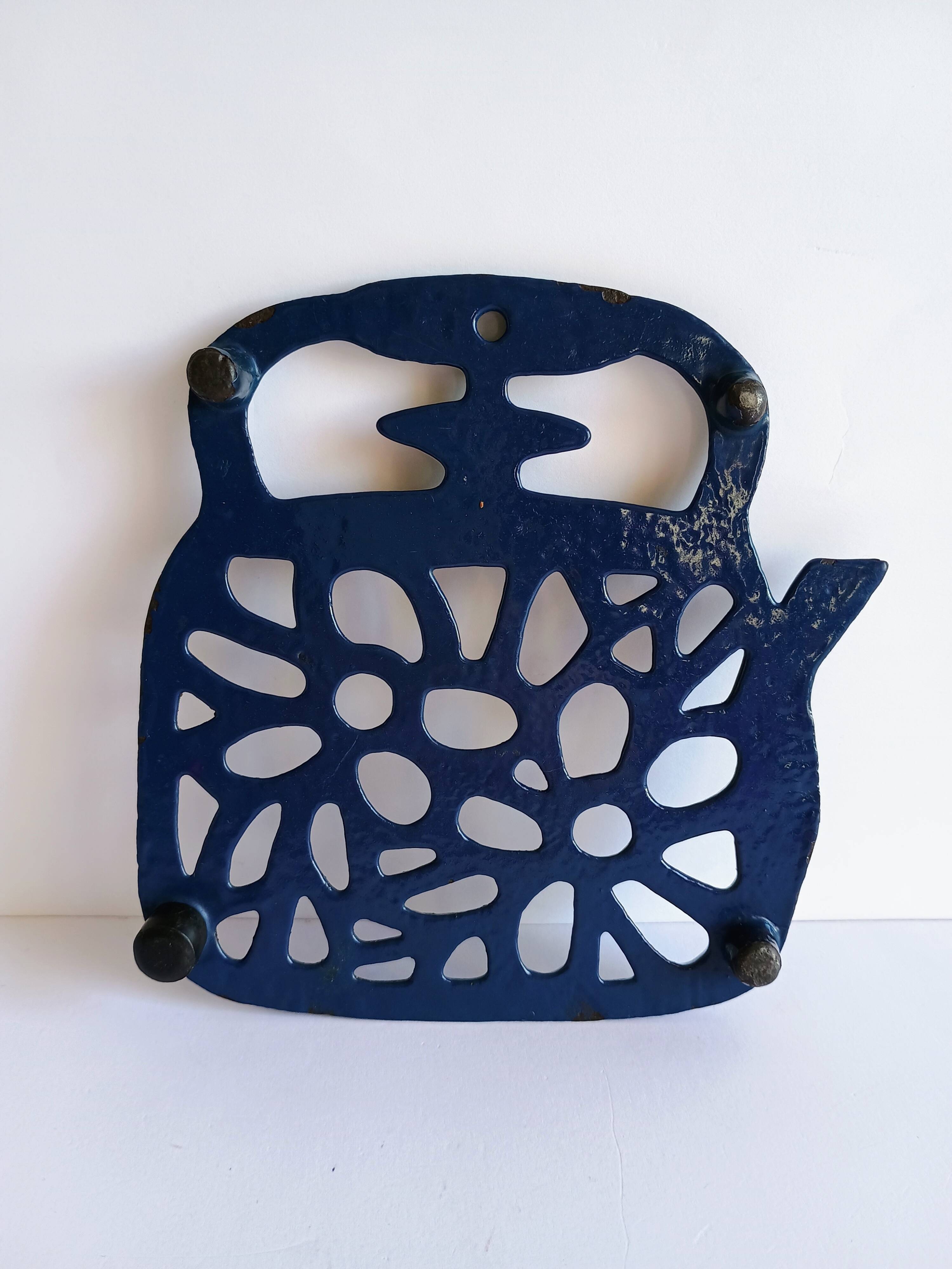 Kettle-shaped cast iron trivet