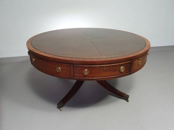 Table basse / table tambour victorienne « Heldense » en acajou avec plateau en cuir sur roulettes en laiton. Années 1980
