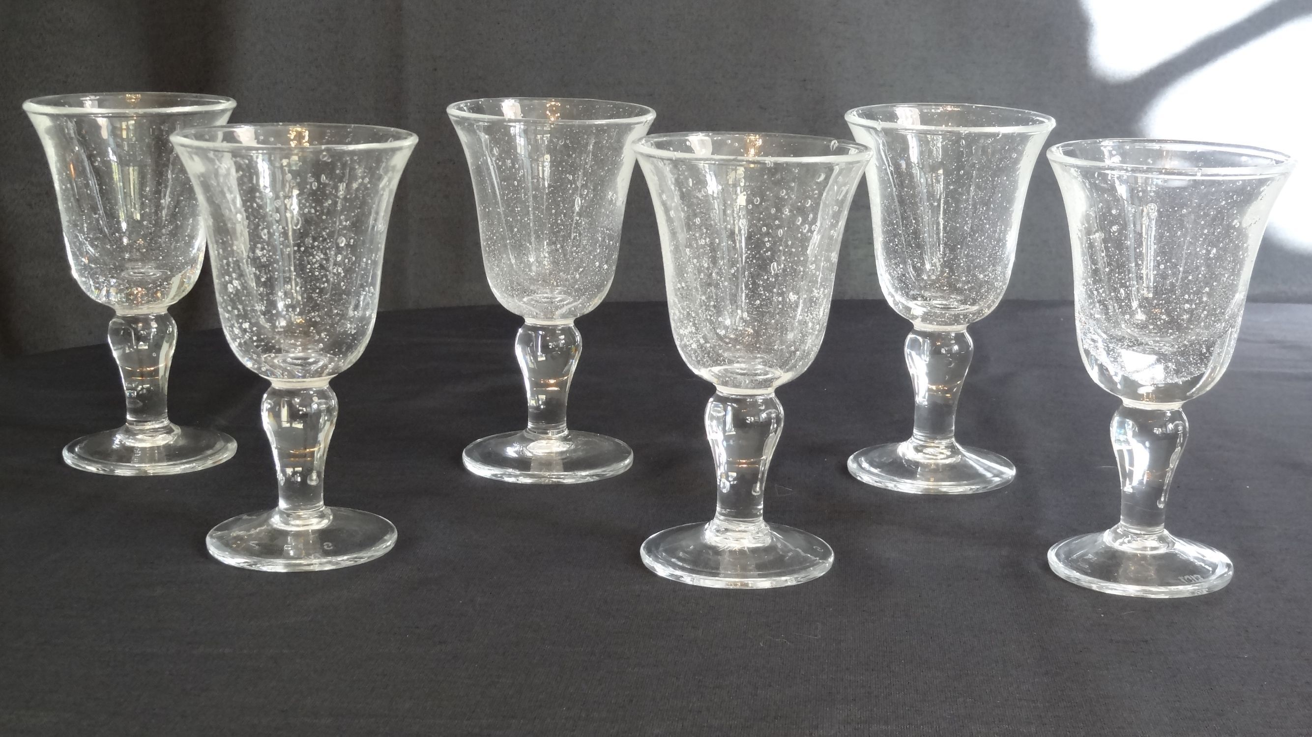 Set of 6 glasses Biot with stem, white bubbled glass, H 15.8 cm