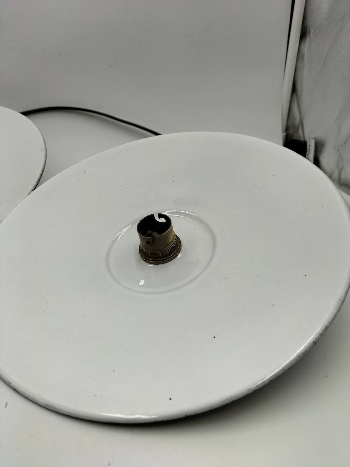 Suspensions in enamelled sheets