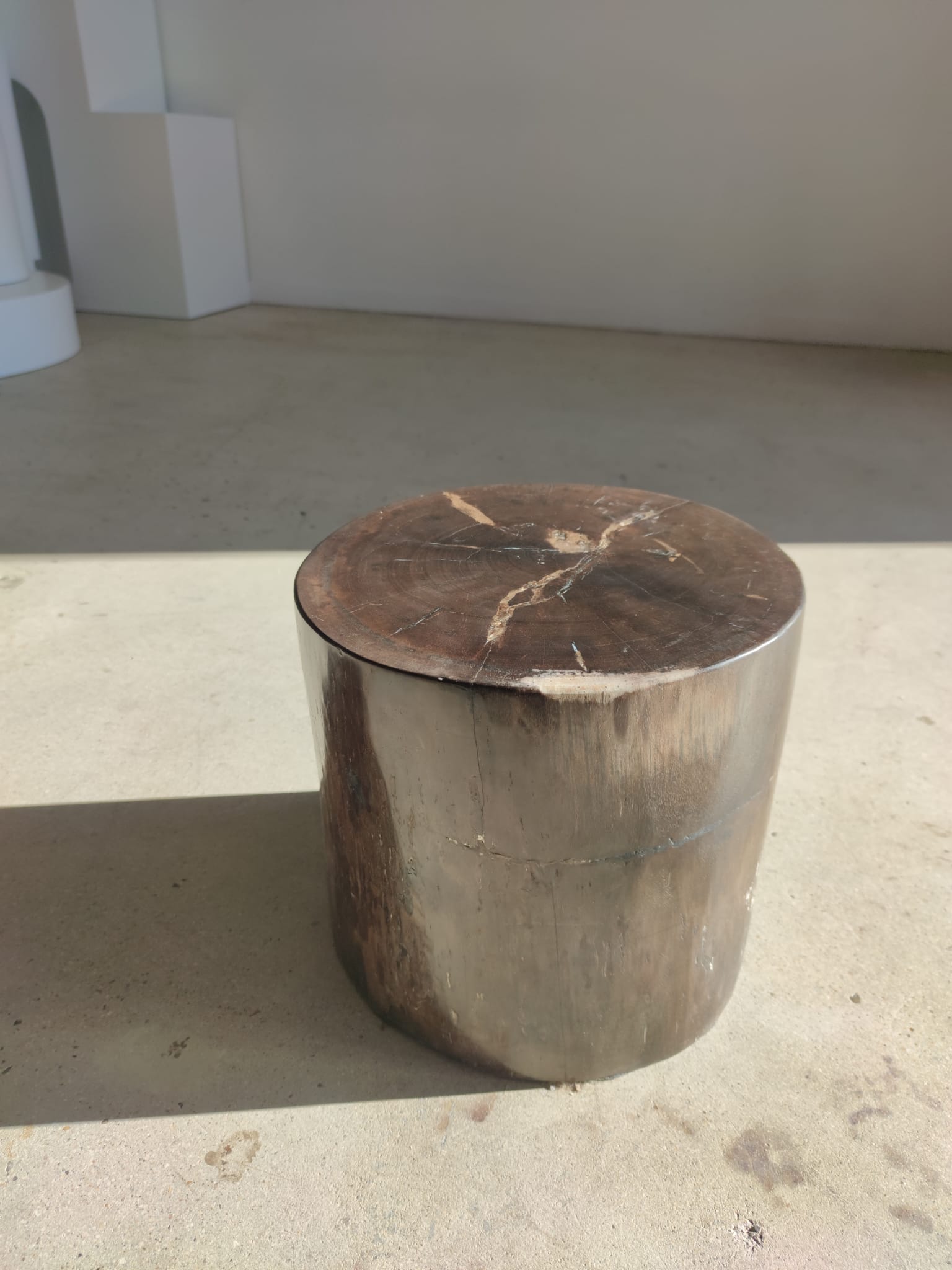 Table d'appoint en bois pétrifié couleur marron glacé - H:34cm D:35cm