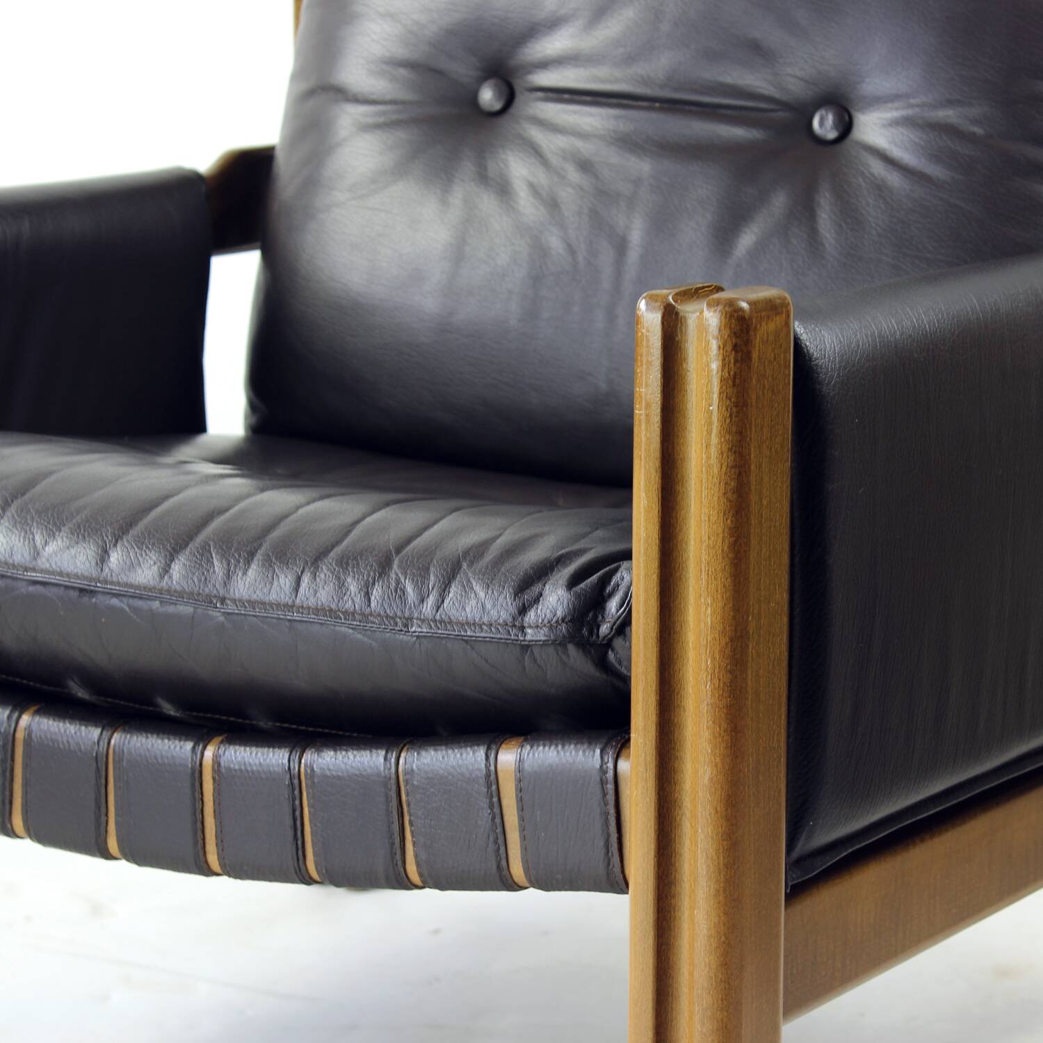 Lot de 2 chaises longues en cuir marron et noyer par Ton, Tchécoslovaquie