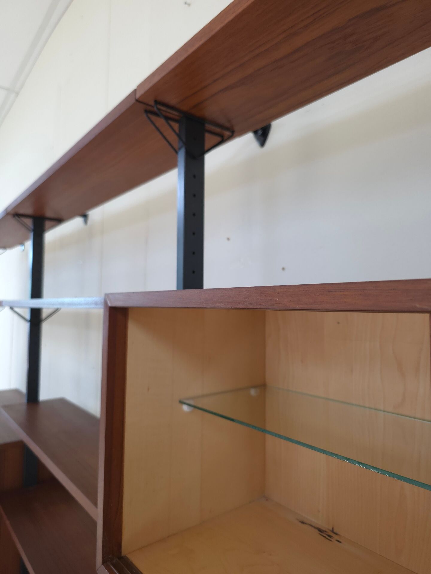 Système mural Olof Pira avec bureau, étagères et placards pour Plan Mobel