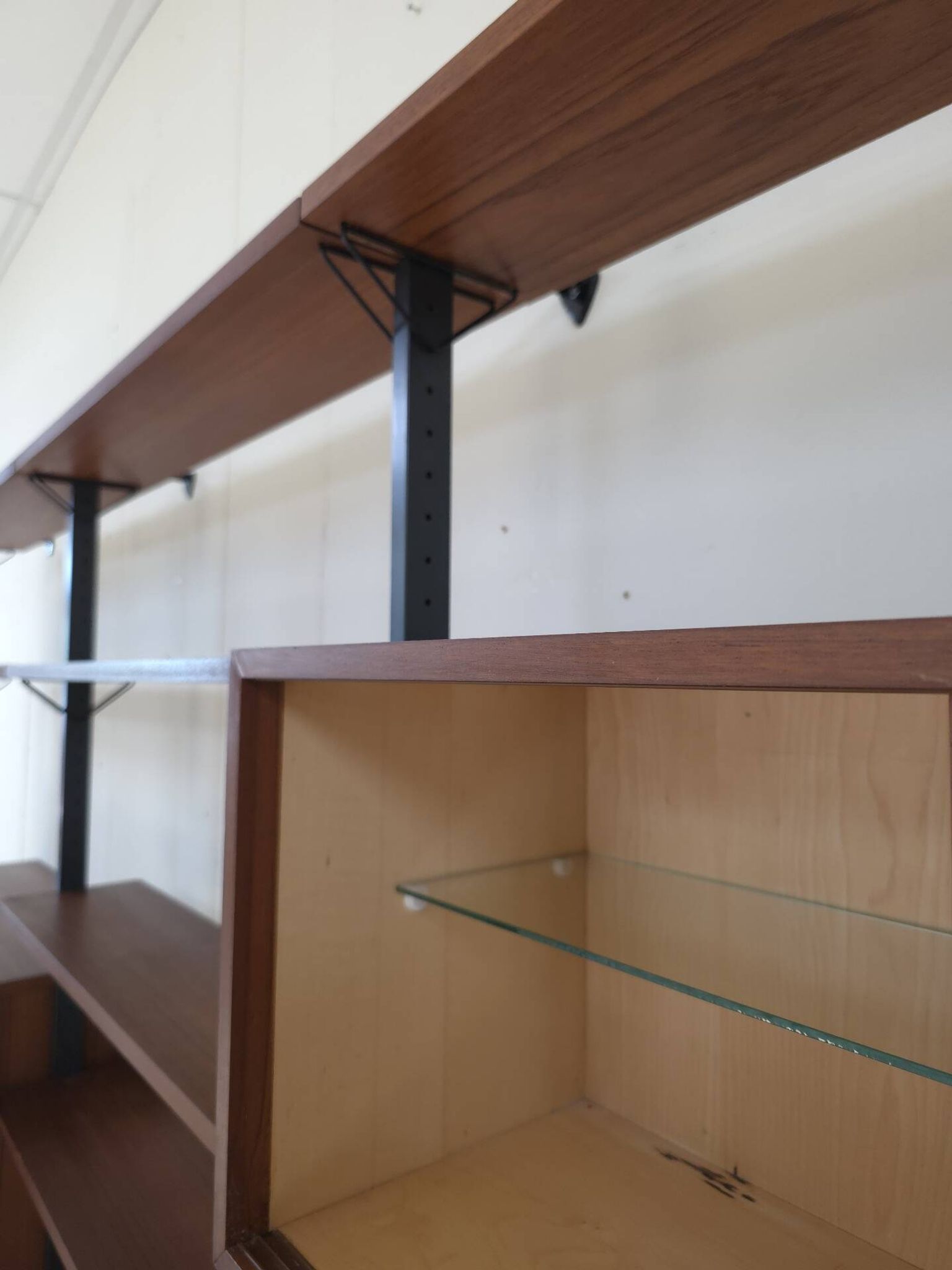 Système mural Olof Pira avec bureau, étagères et placards pour Plan Mobel