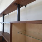 Système mural Olof Pira avec bureau, étagères et placards pour Plan Mobel