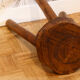 Tabouret tripode en bois massif