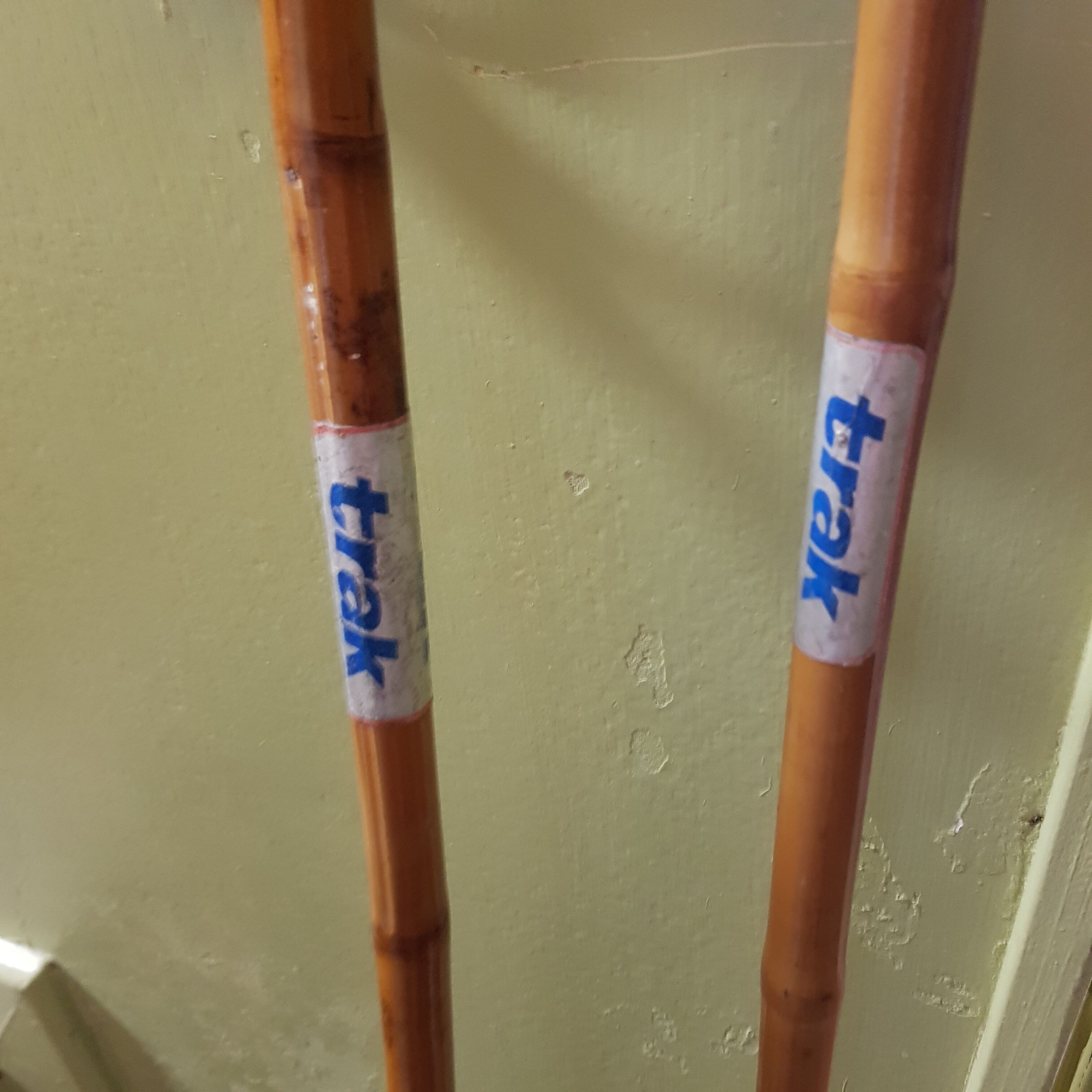 Ancien baton de ski annees 50-60 en bambou et cuir