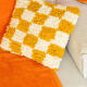 Coussin berbère à damiers orange et blanc