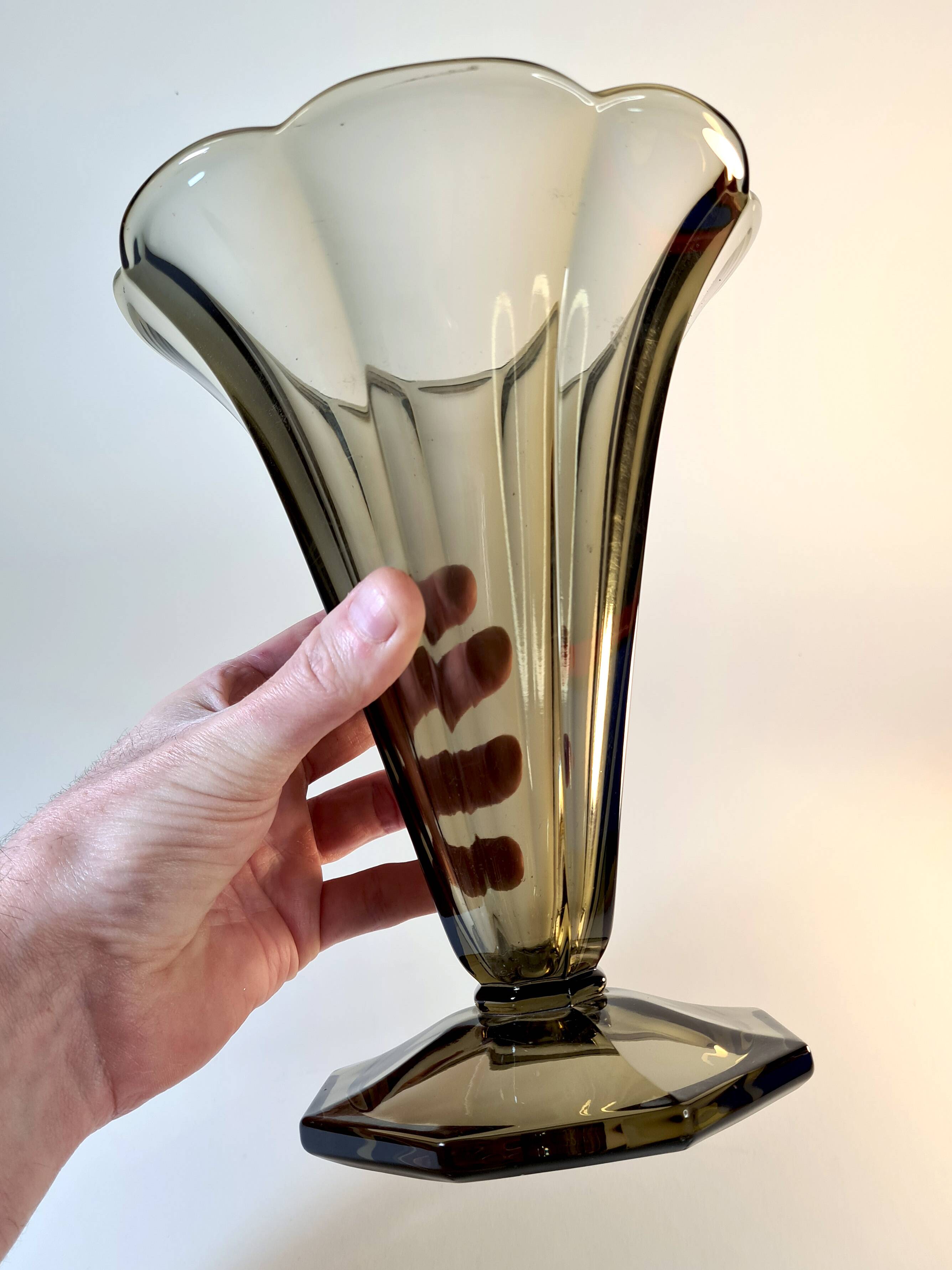 Art Deco tulip vase in smoked glass – Czechoslovak elegance 🇨🇿