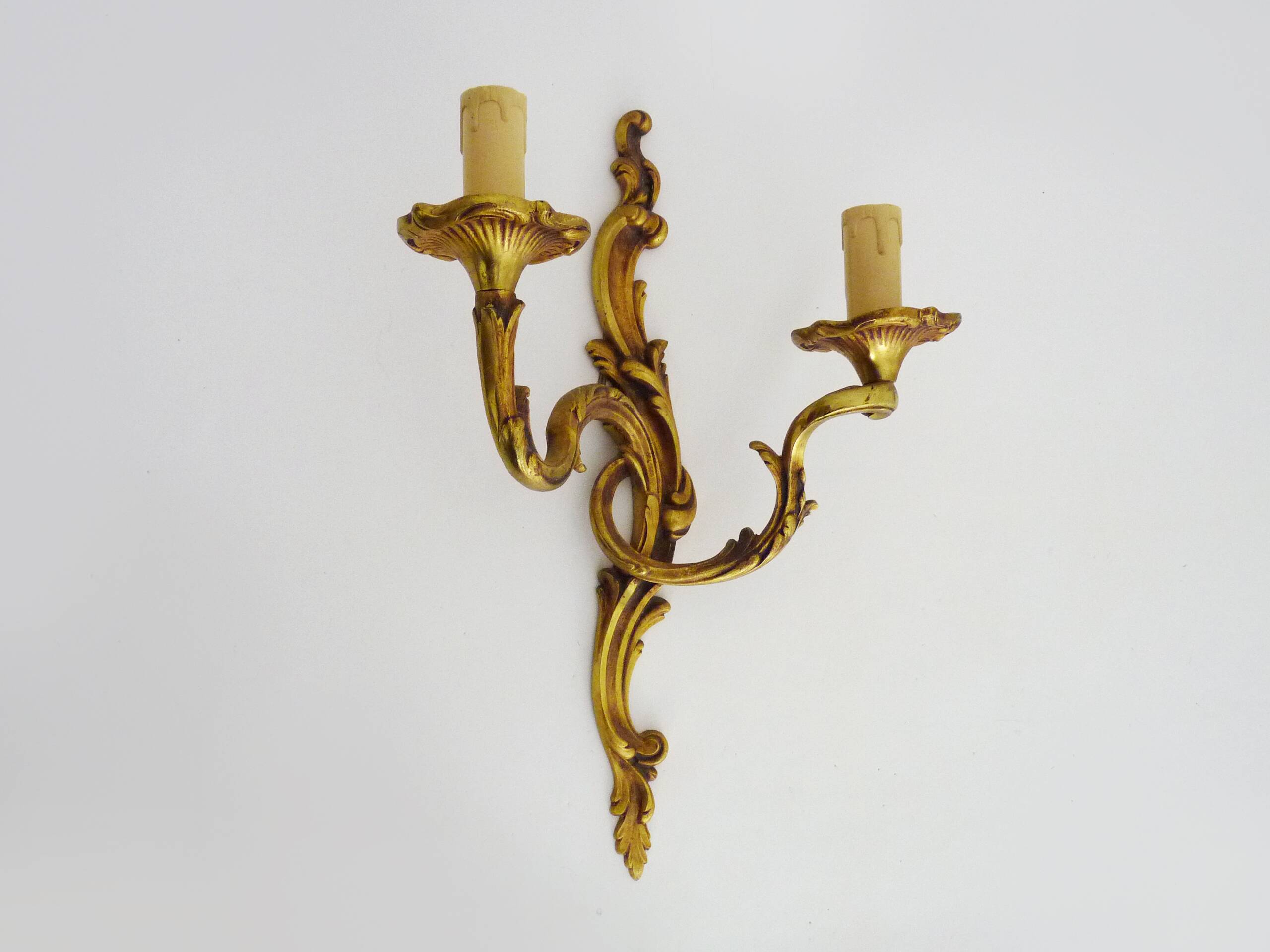 Antique double-light bronze wall light with acanthus leaves. 1950s