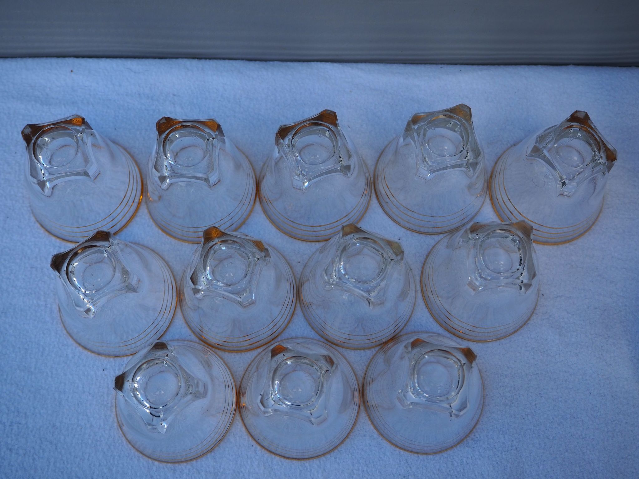Golden liqueur service from the 1950s-1960s and its 12 glasses.