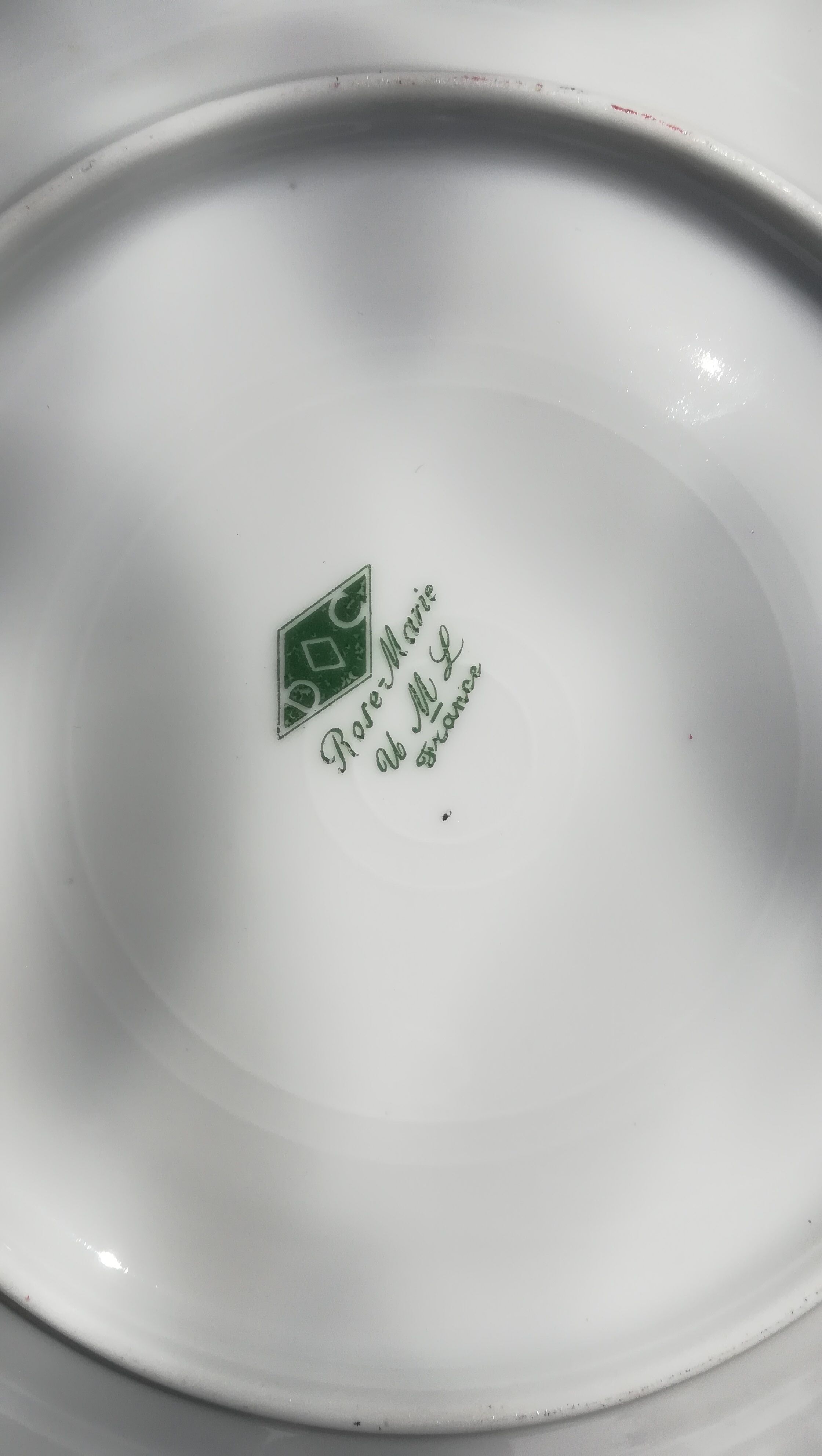 6 assiettes en porcelaine