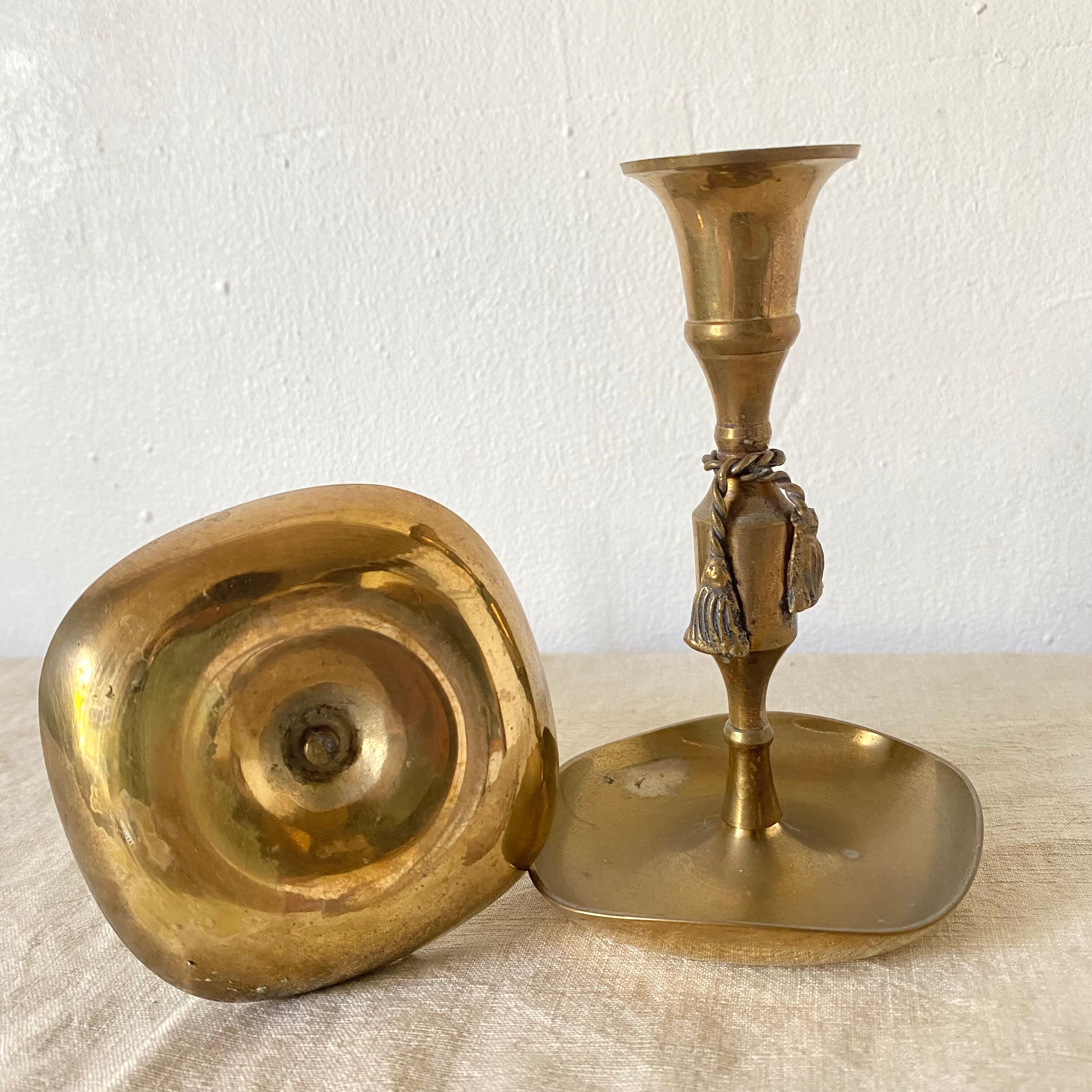 Paire de bougeoirs en laiton doré