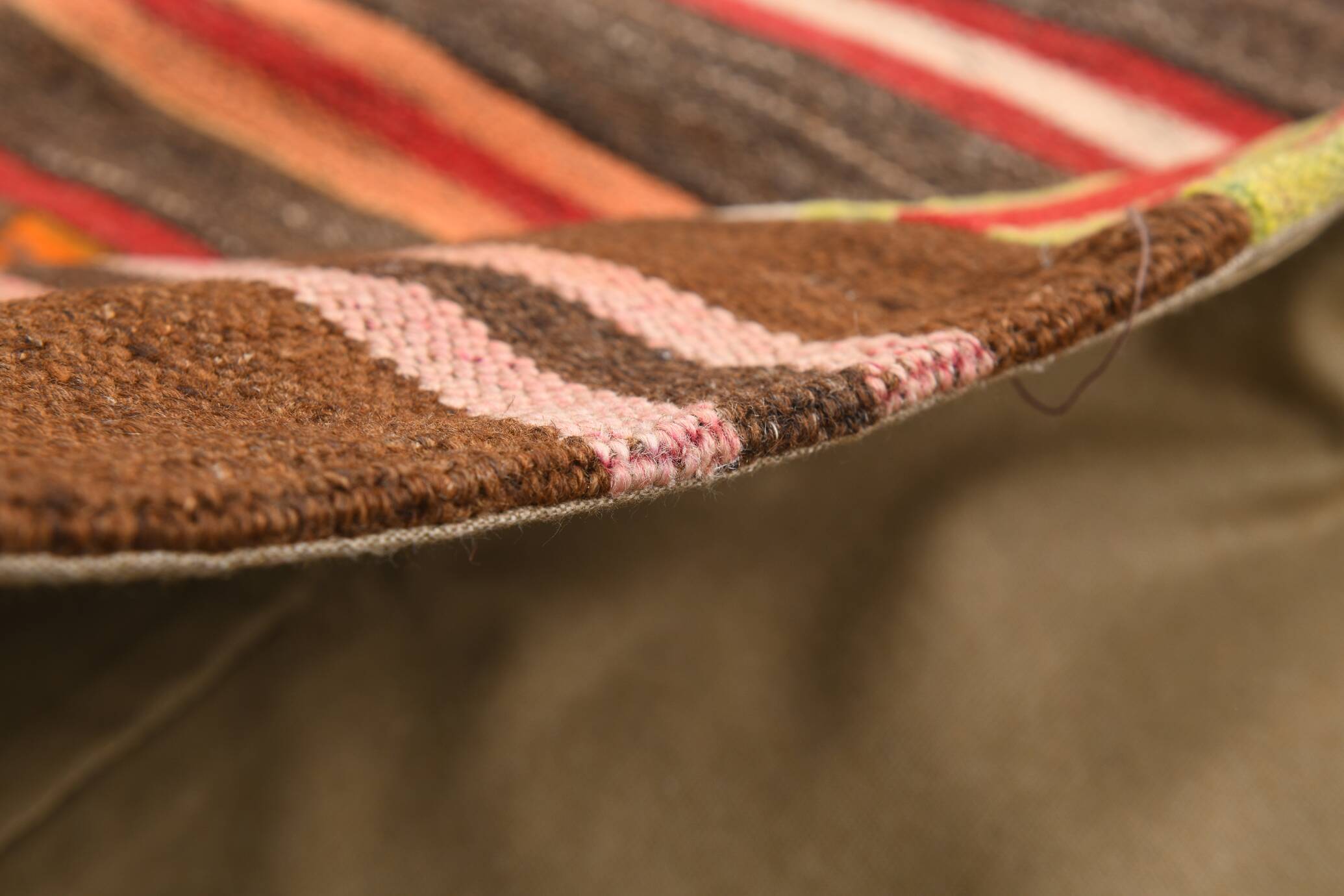 Tapis Kilim fait main contemporain rouge et marron, 165x240 cm
