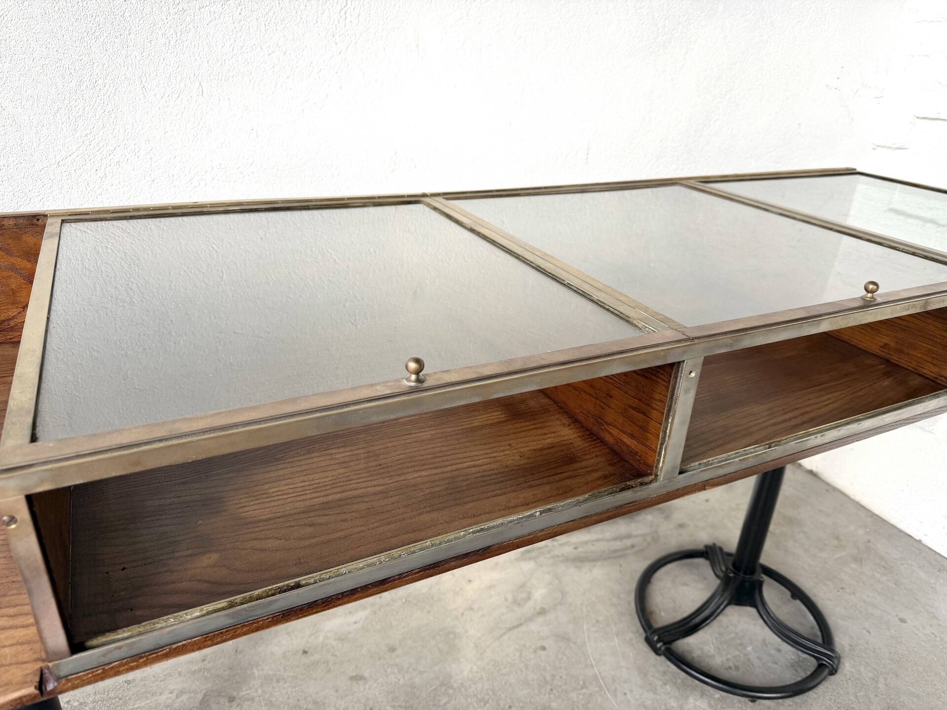 Oak and brass-mounted display cabinet on legs – Circa 1950