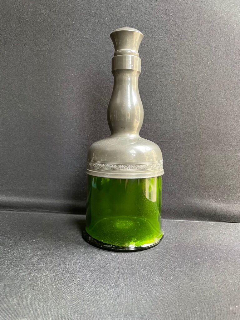 Decanter and 5 crystalline glasses and tin