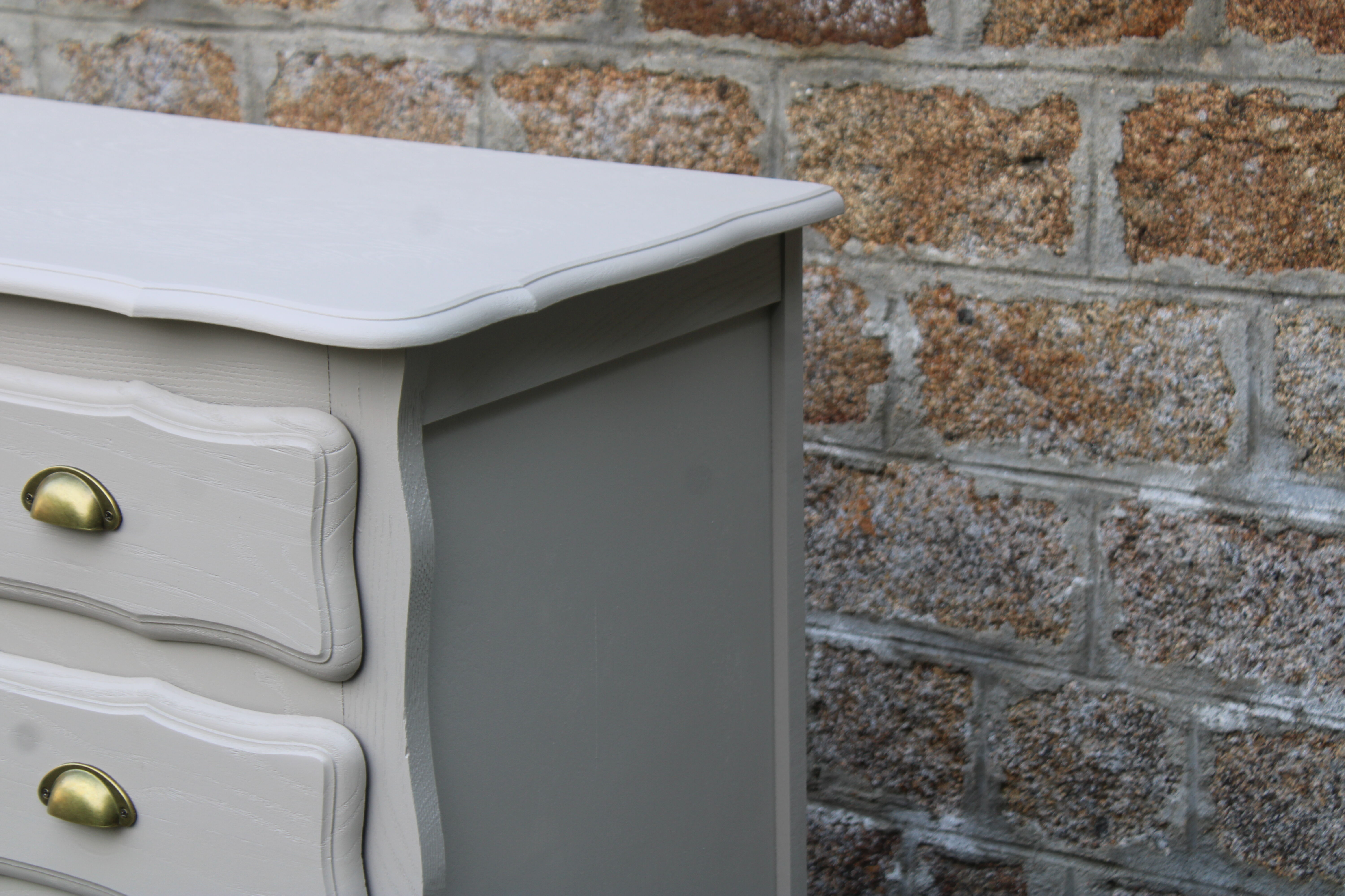Commode vintage rénovée Greige Galuchat – Style campagne chic