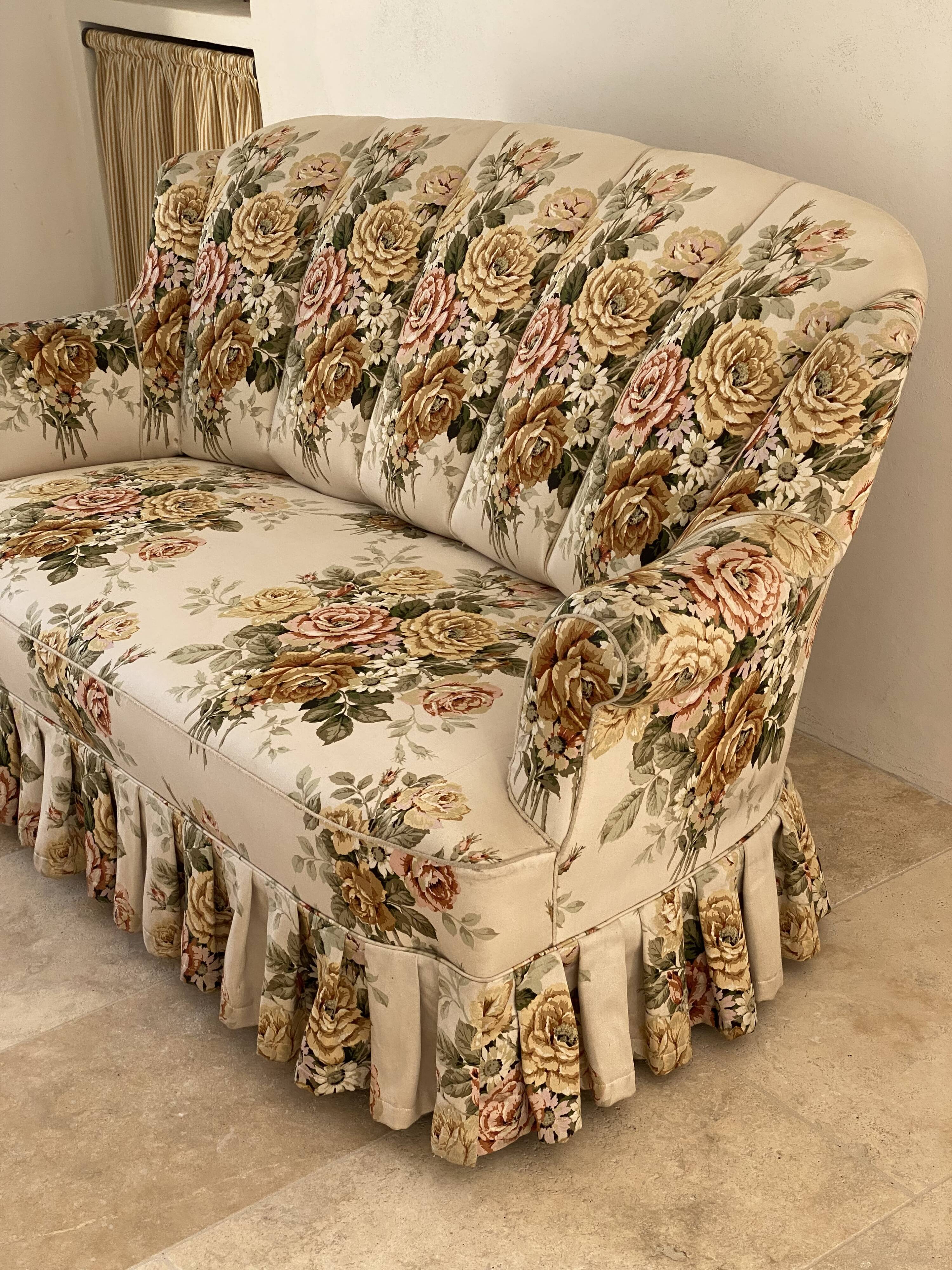 Napoleon III floral toad sofa with boudoir spirit and sliced backrest.